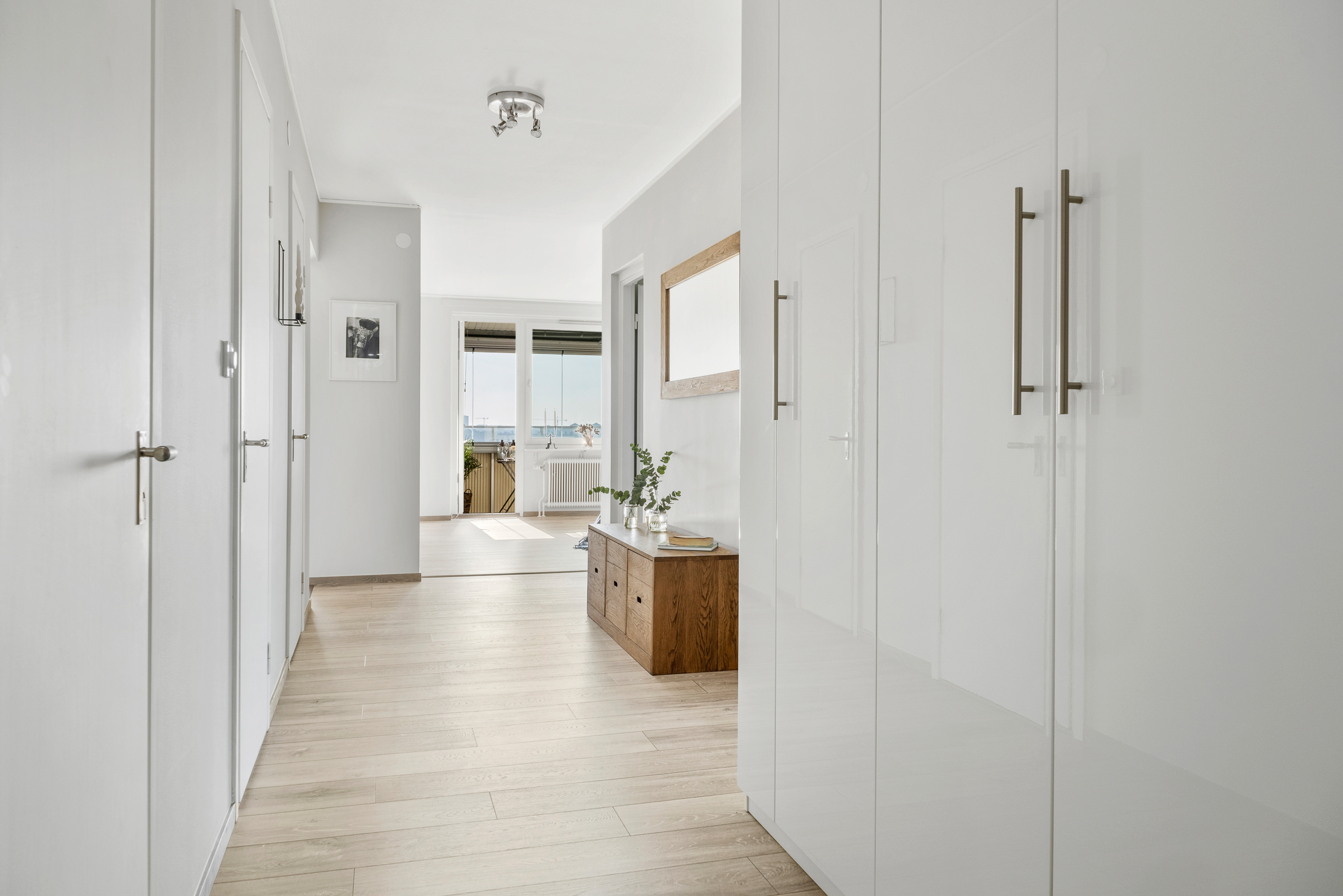 Möblerbar hall med garderober