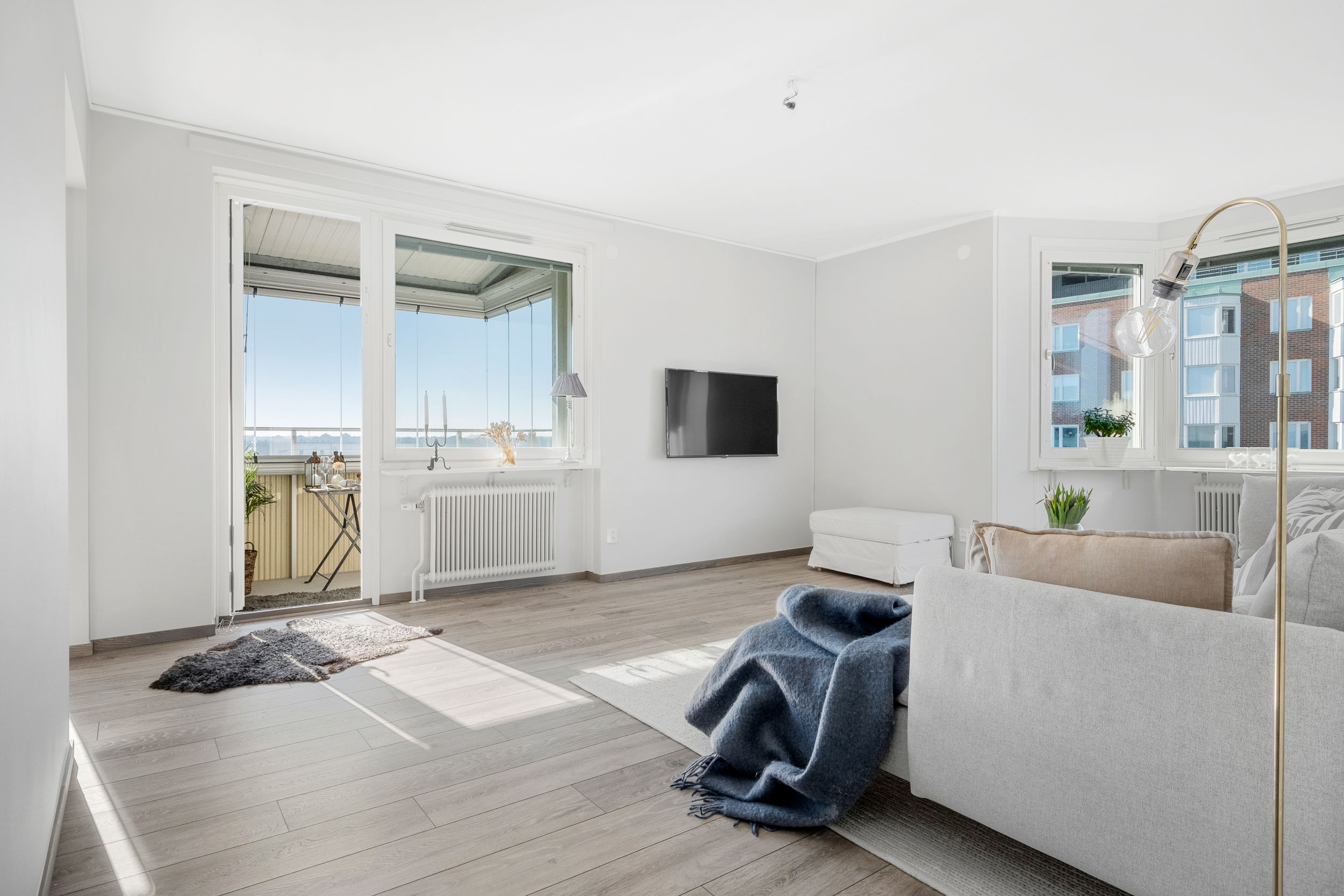 Härlig ljusinsläpp från fönster i två väderstreck