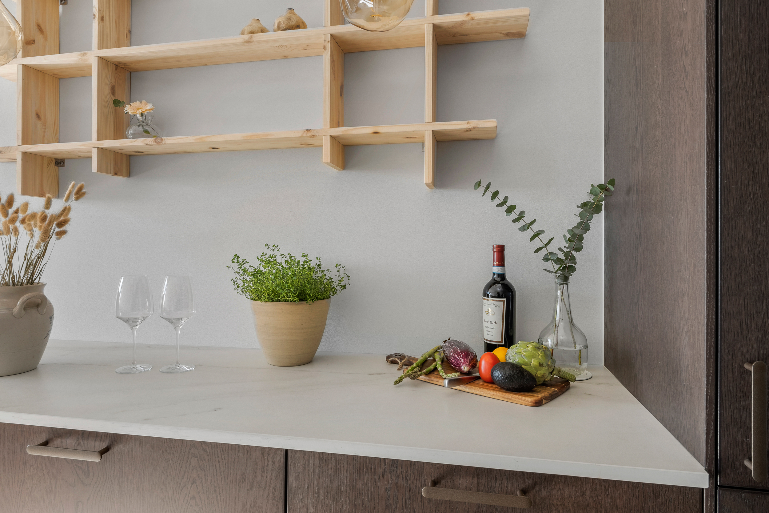 Arbetsbänk i Matt Keramik off-white & infällda elkontakter