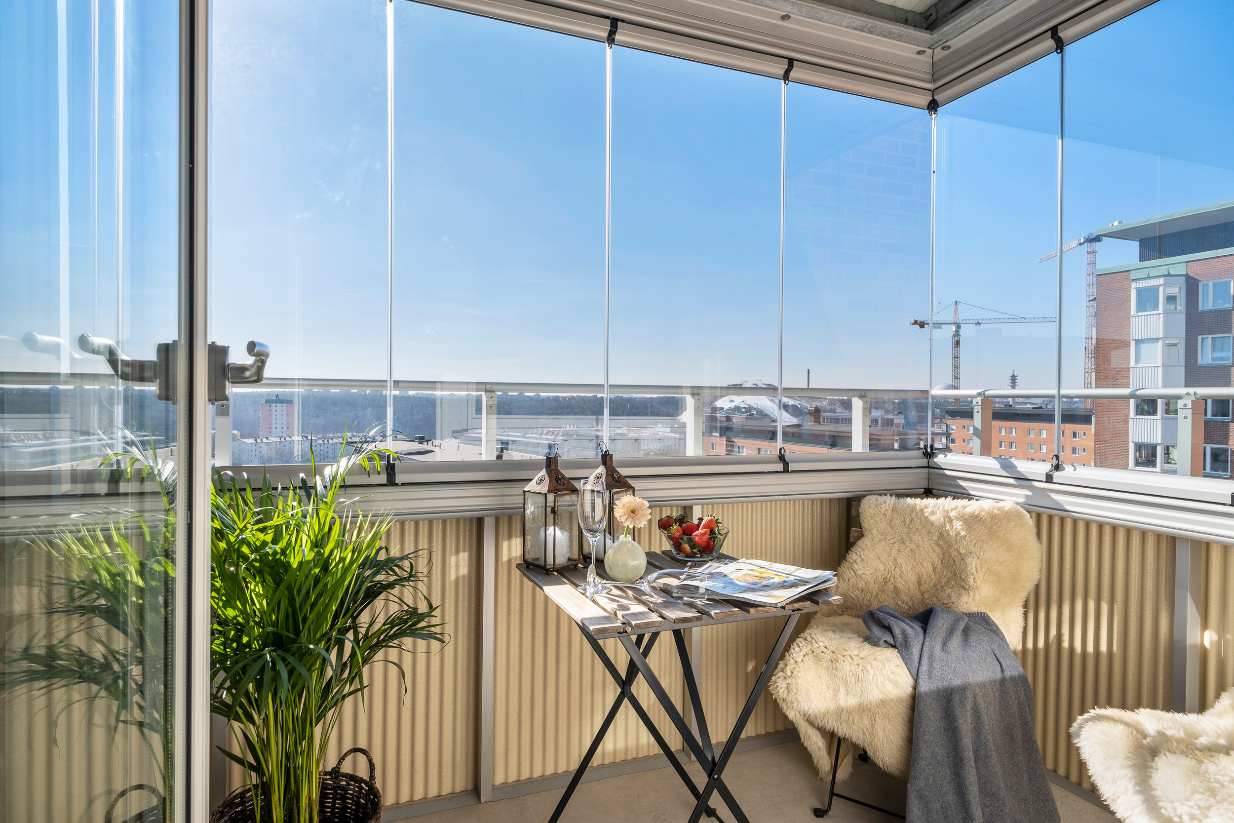Inglasad balkong med sol från morgon till kväll!