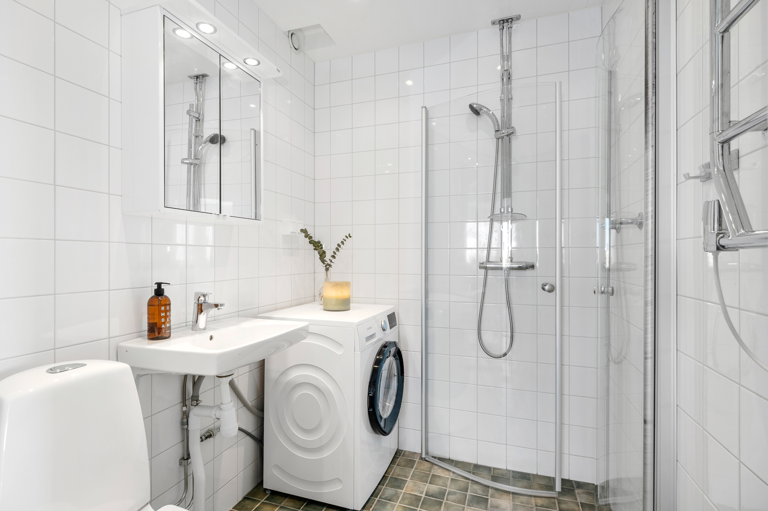 Stambytt badrum med golvvärme & spottar