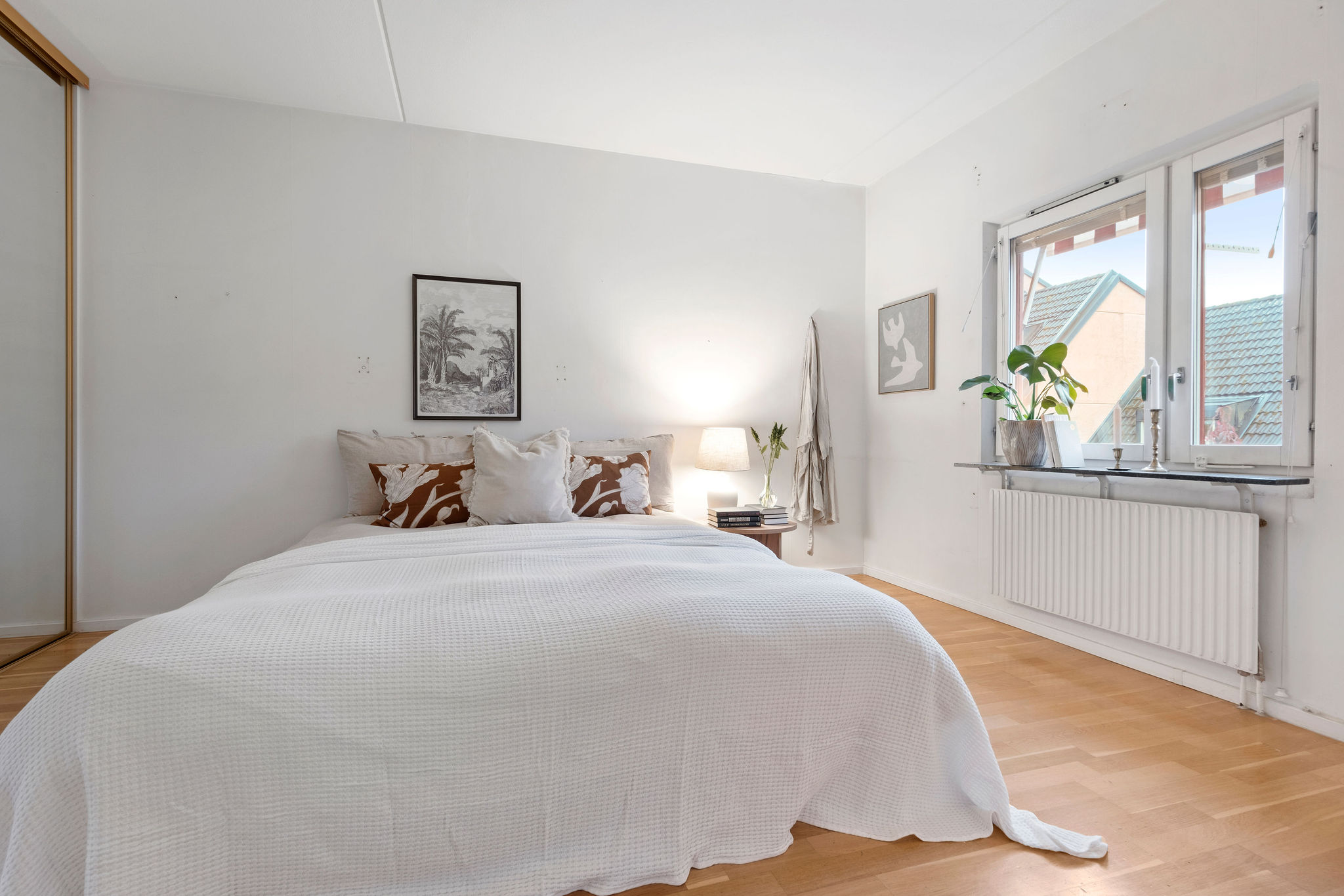 Sovrum med plats för dubbelsäng etc.