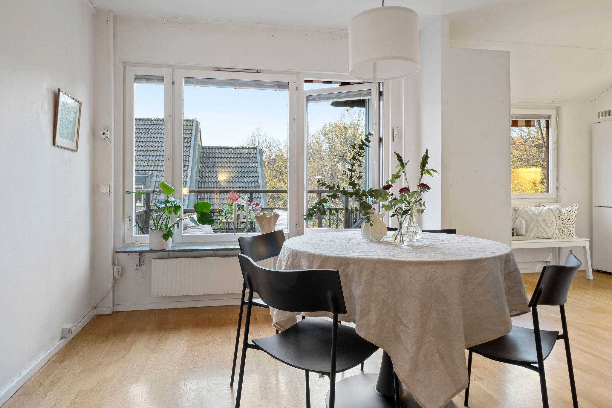 Generös matplats vid balkong