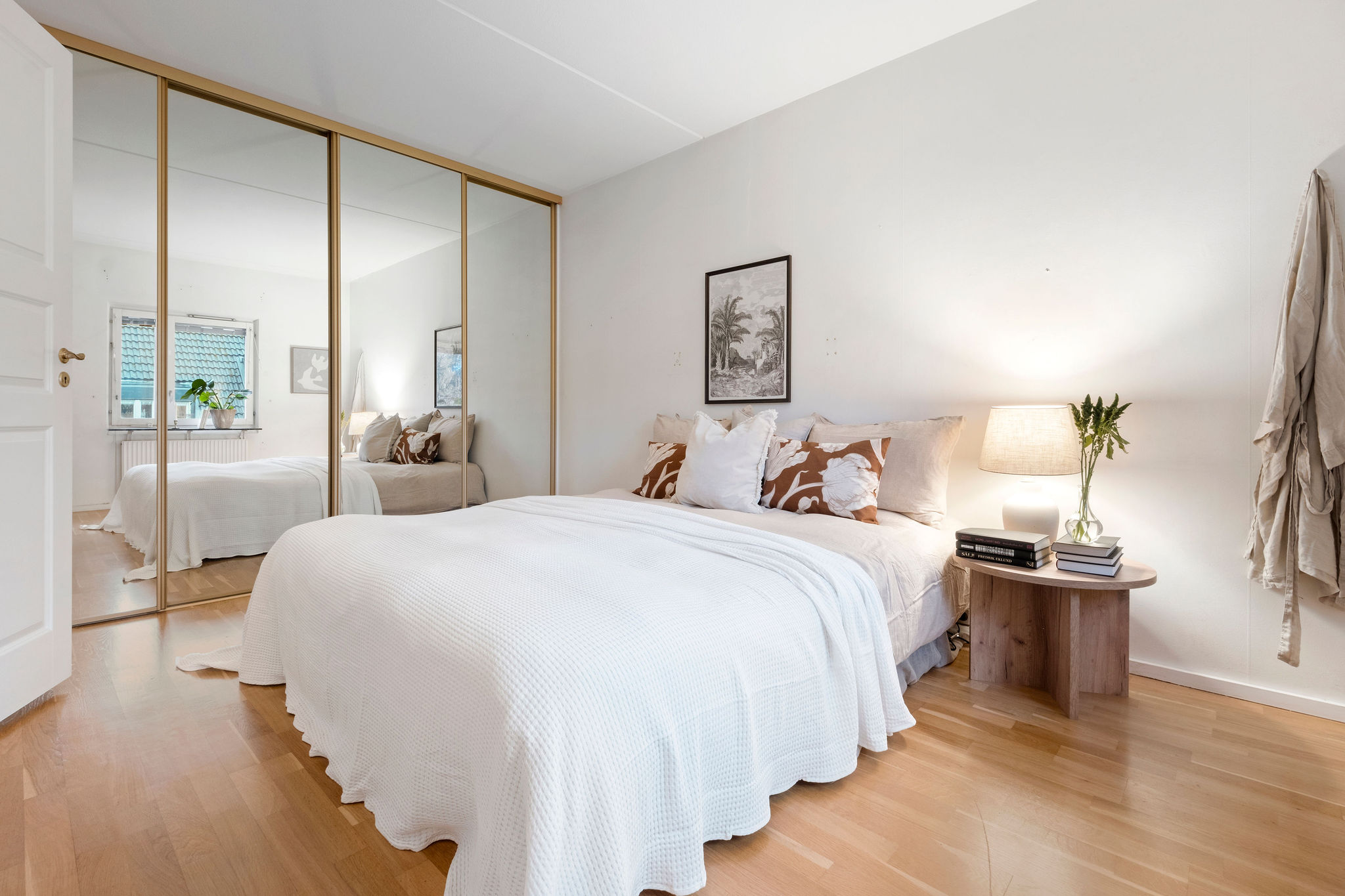 Garderob med klädkammare inuti