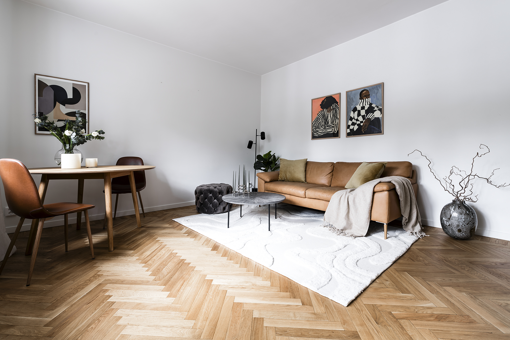 Stort vardagsrum med matplats