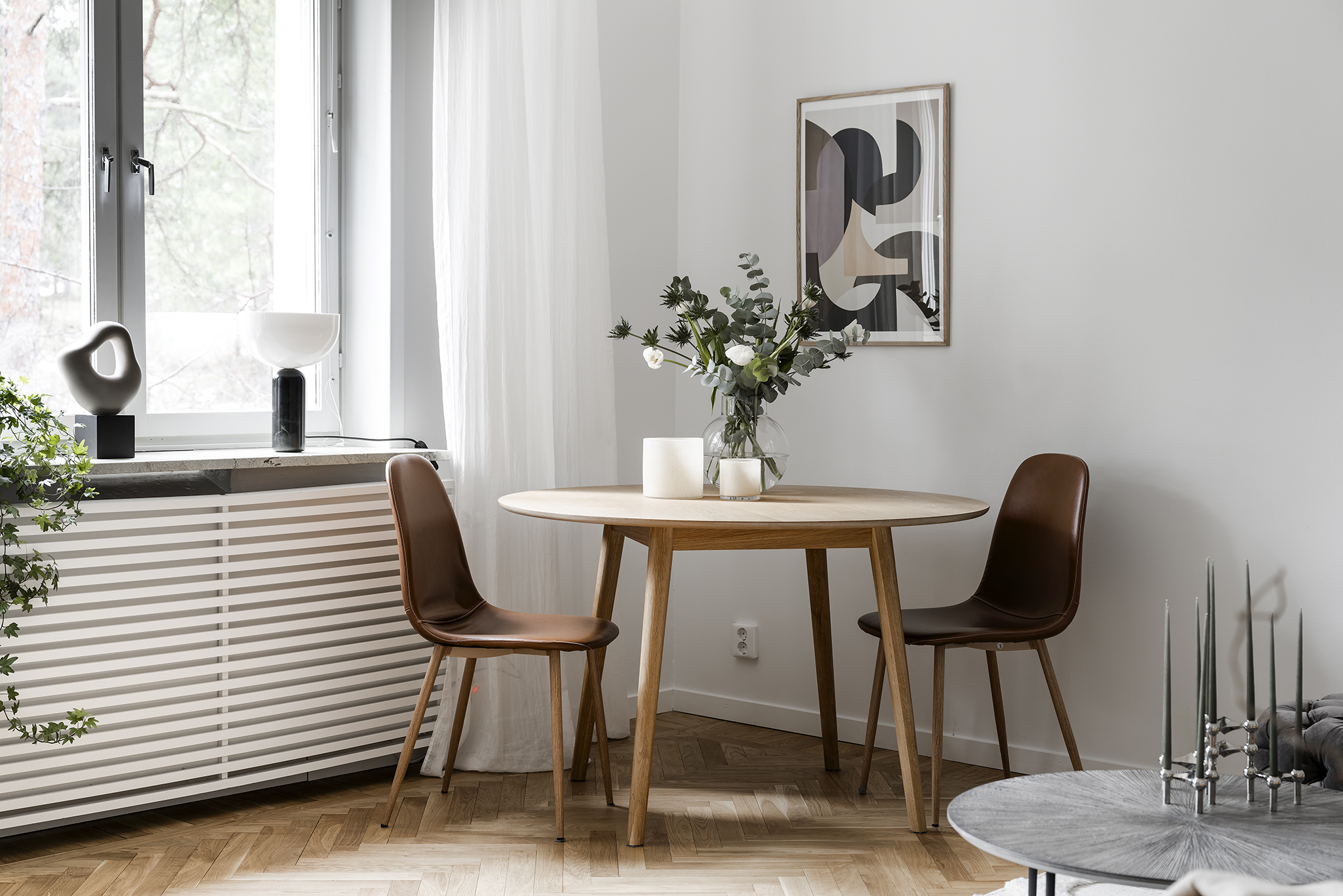 Matplats invid fönster