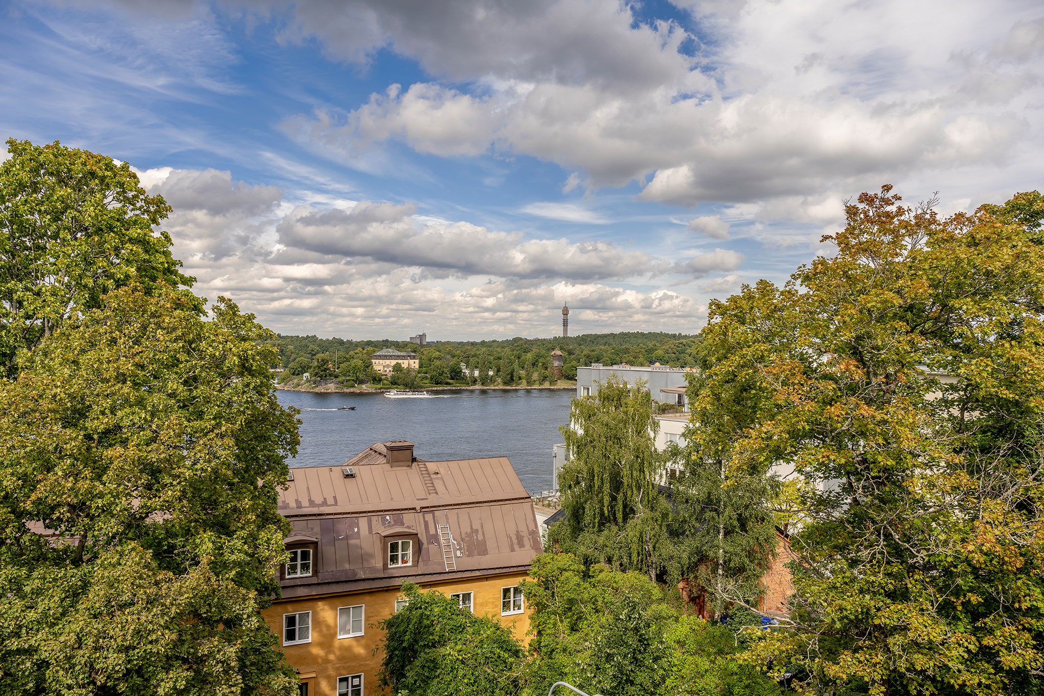 Från lägenheten är det fin vy över Stockholms inlopp, bilden är från en närliggande lgh