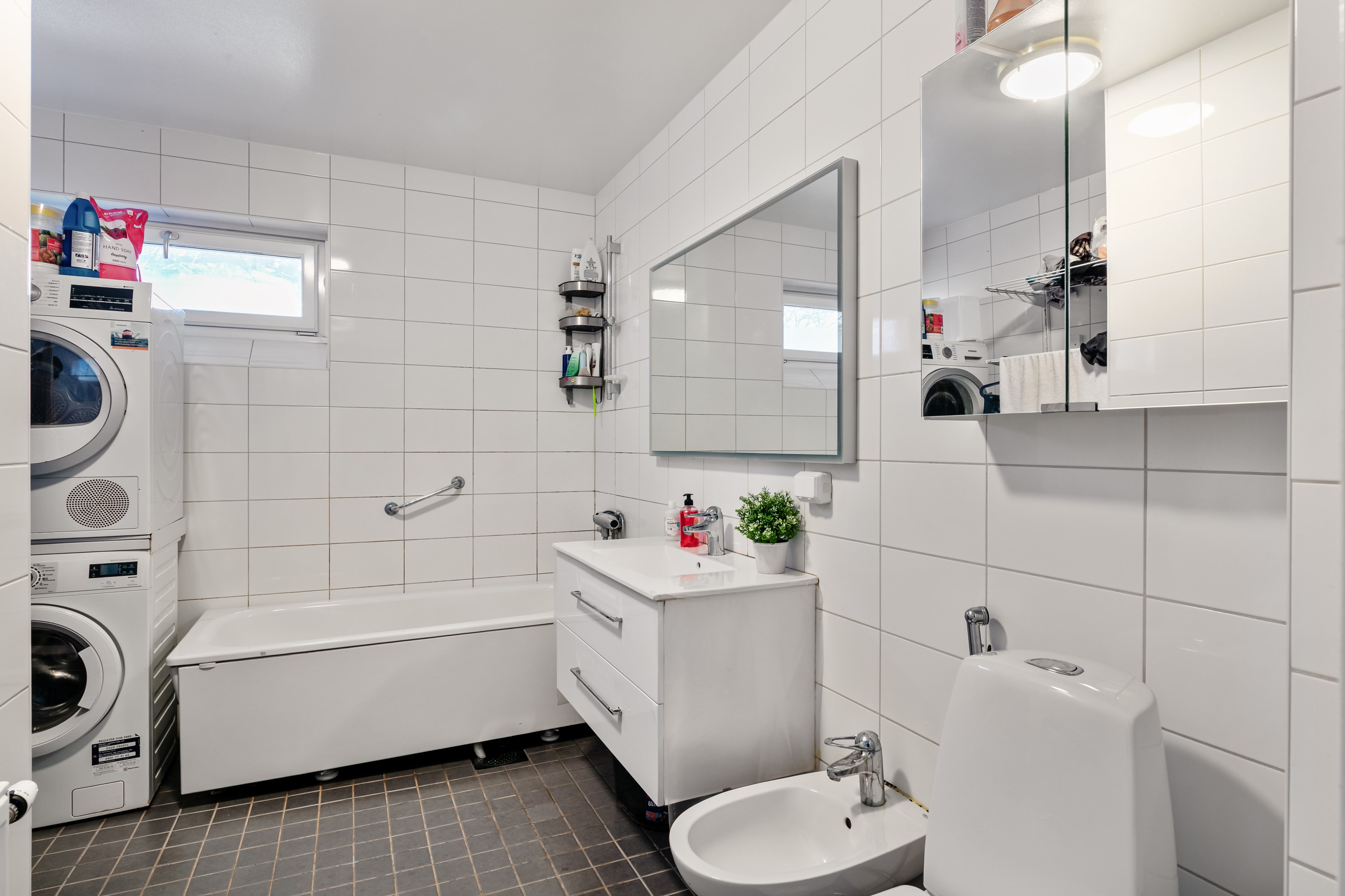 Stor badrum med fönster