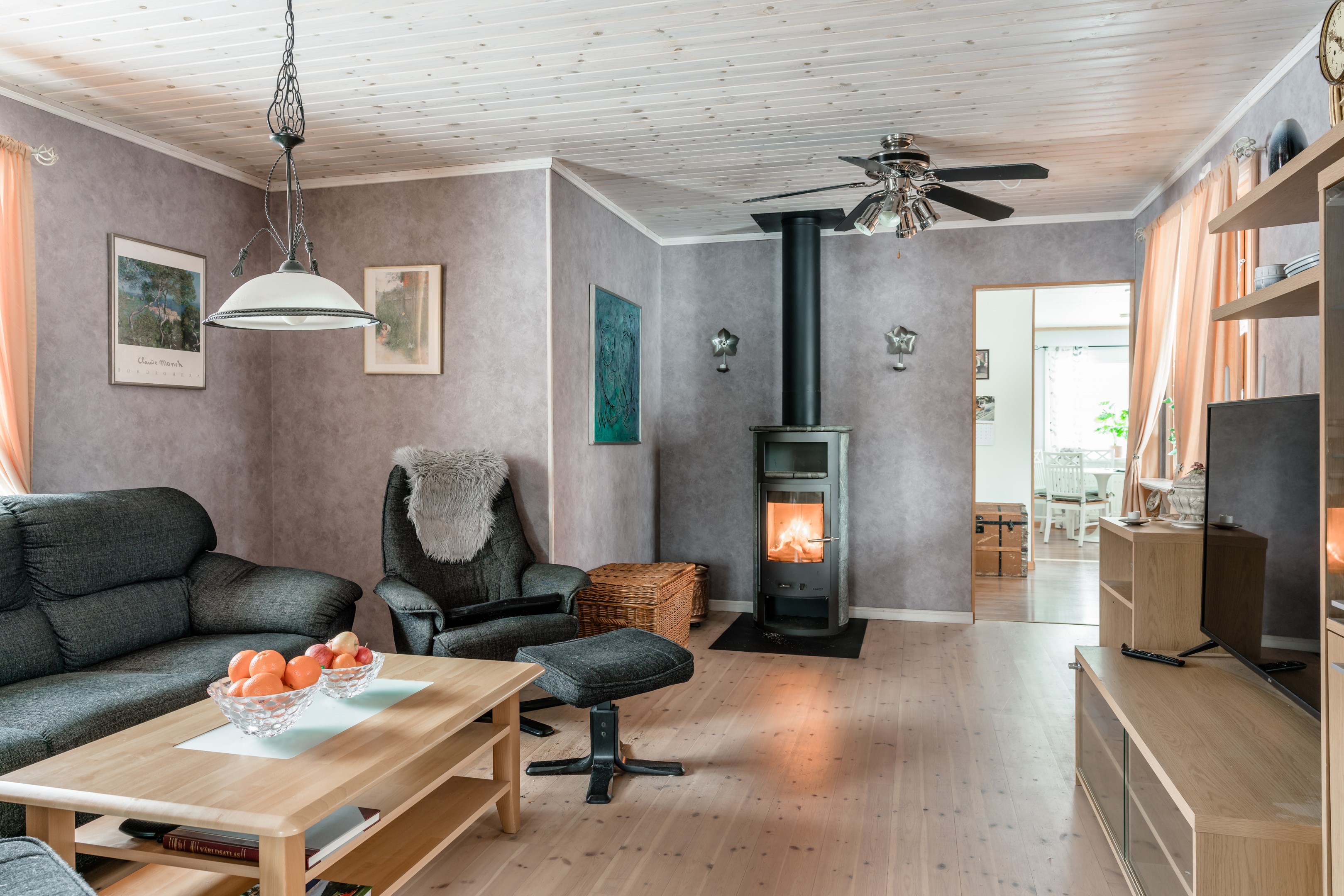 Vardagsrum med kamin