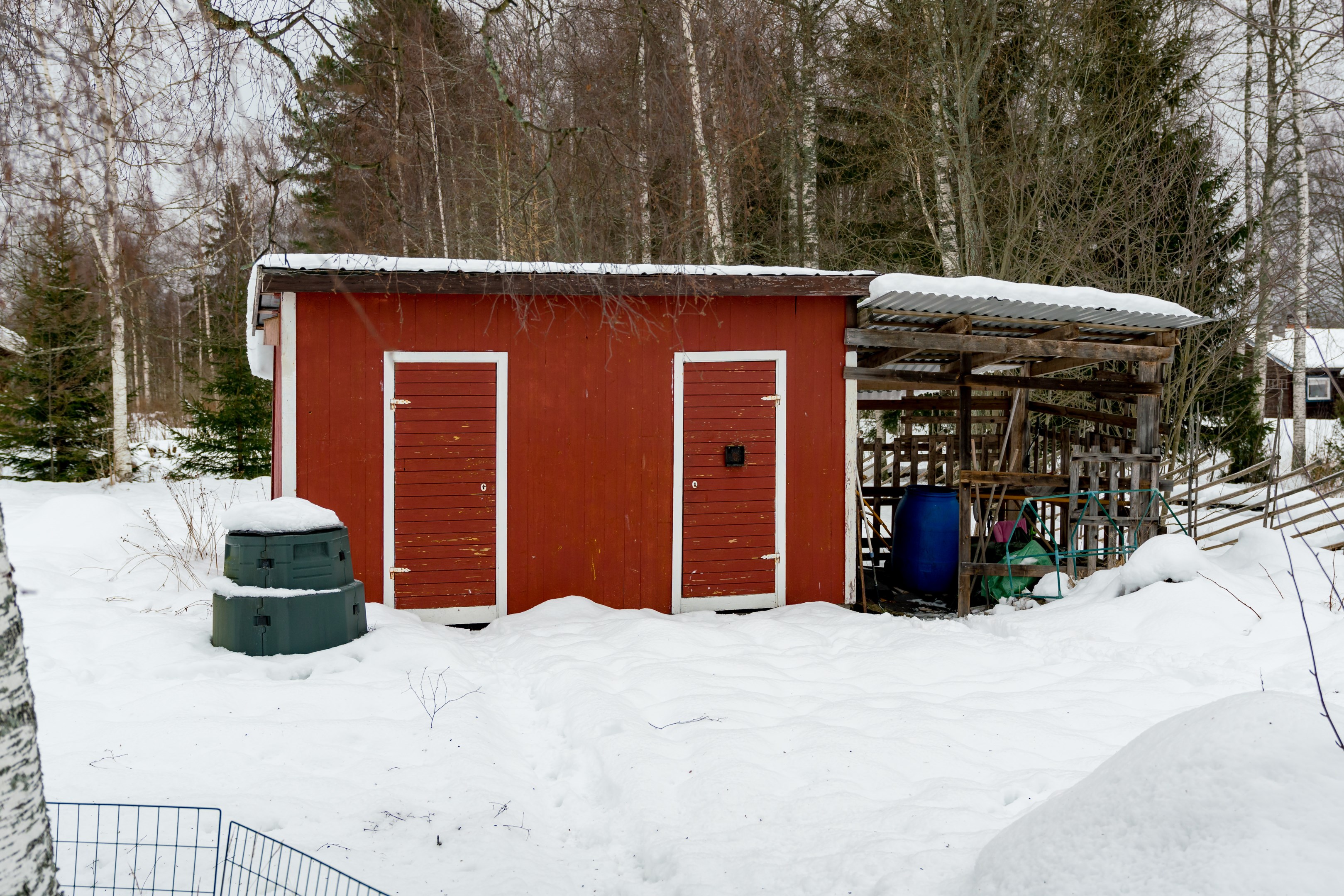Vedbod och förråd