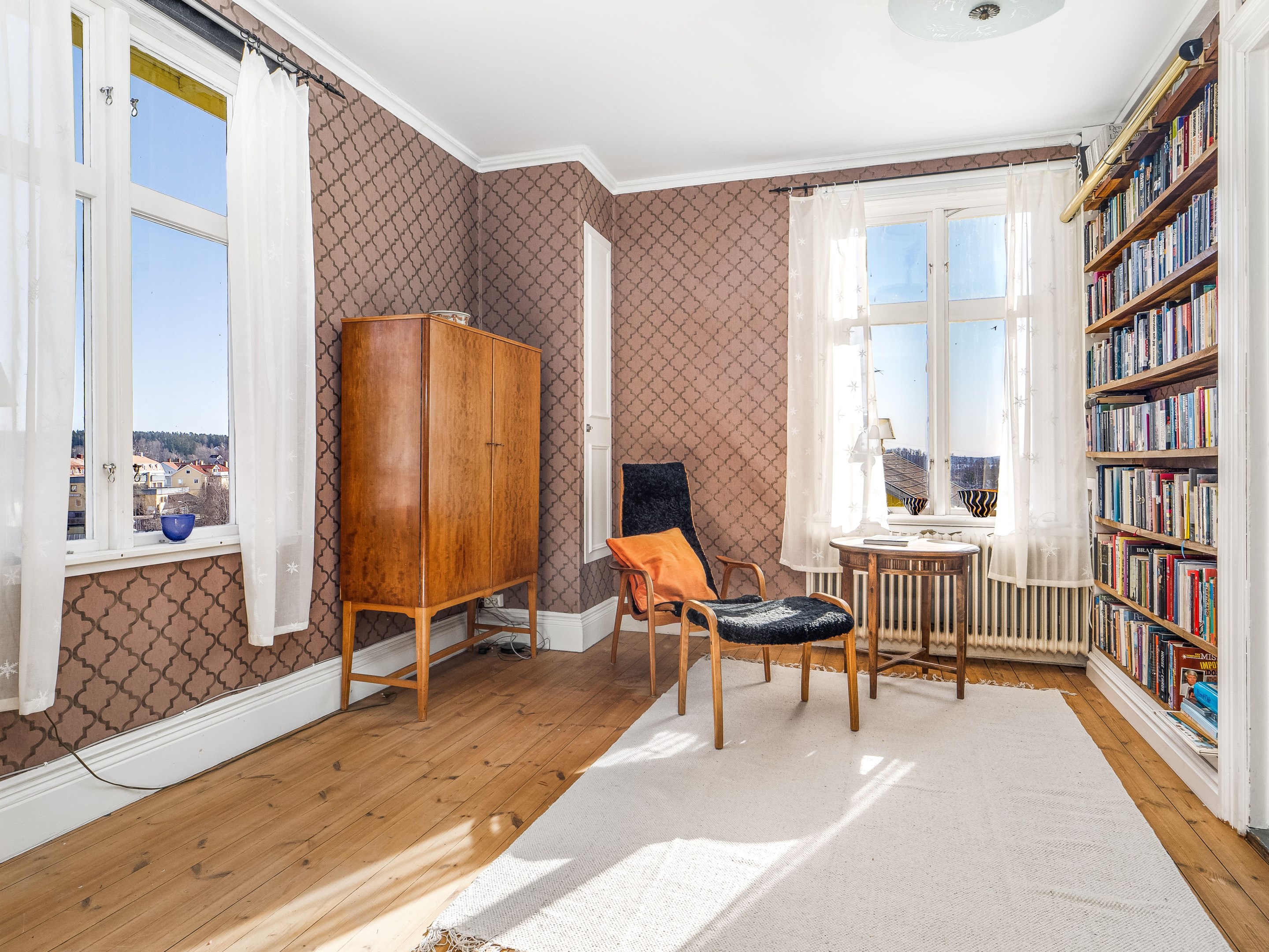 Bibliotek alt sovrum på öv