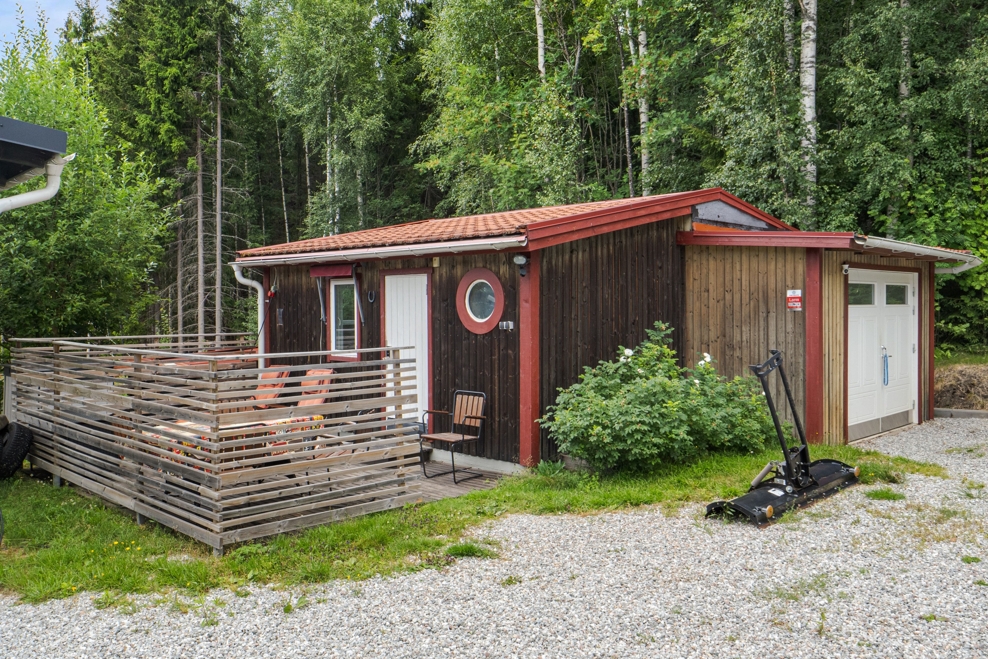 Gäststuga med vidbyggt garage
