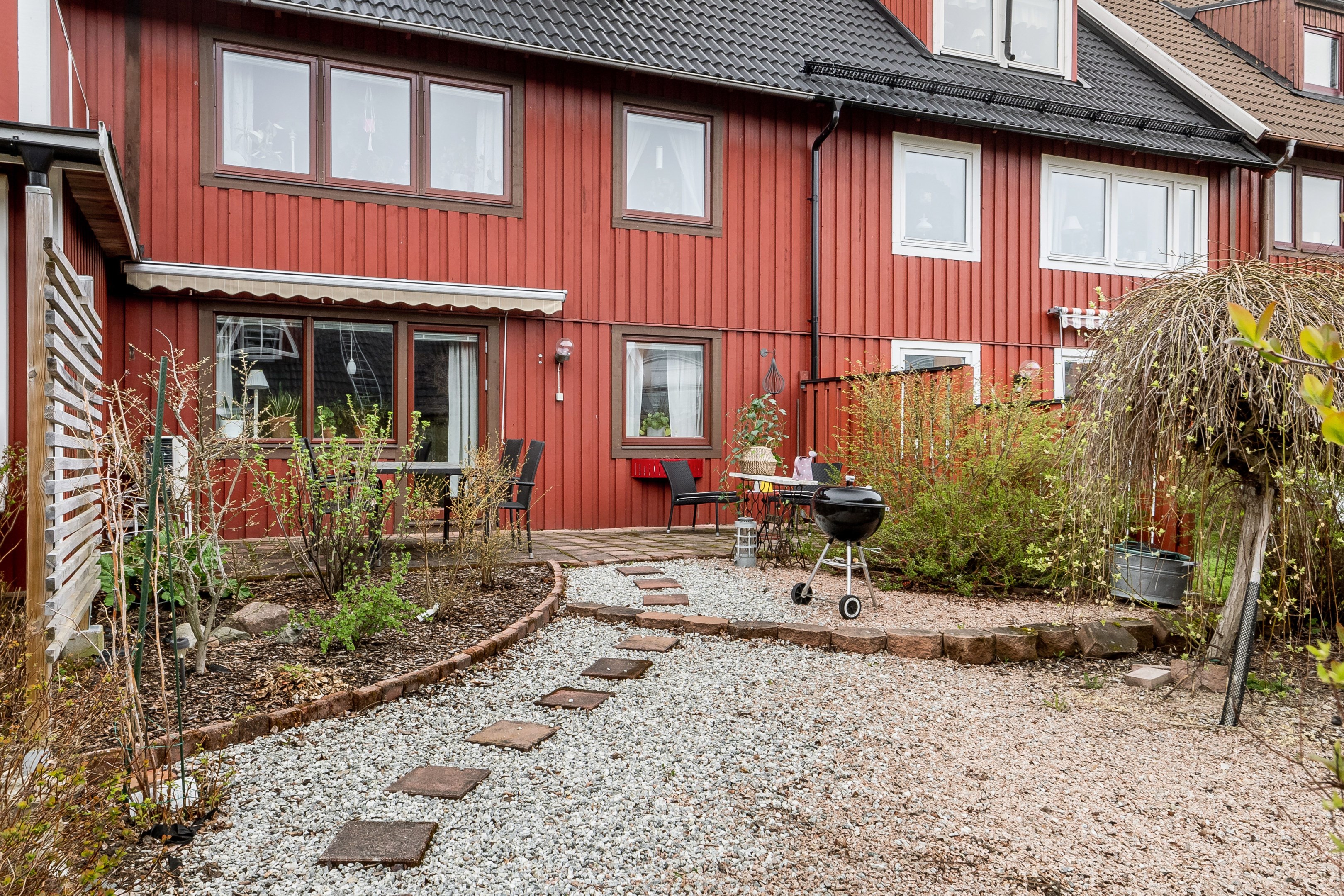 Trädgård på husets baksida