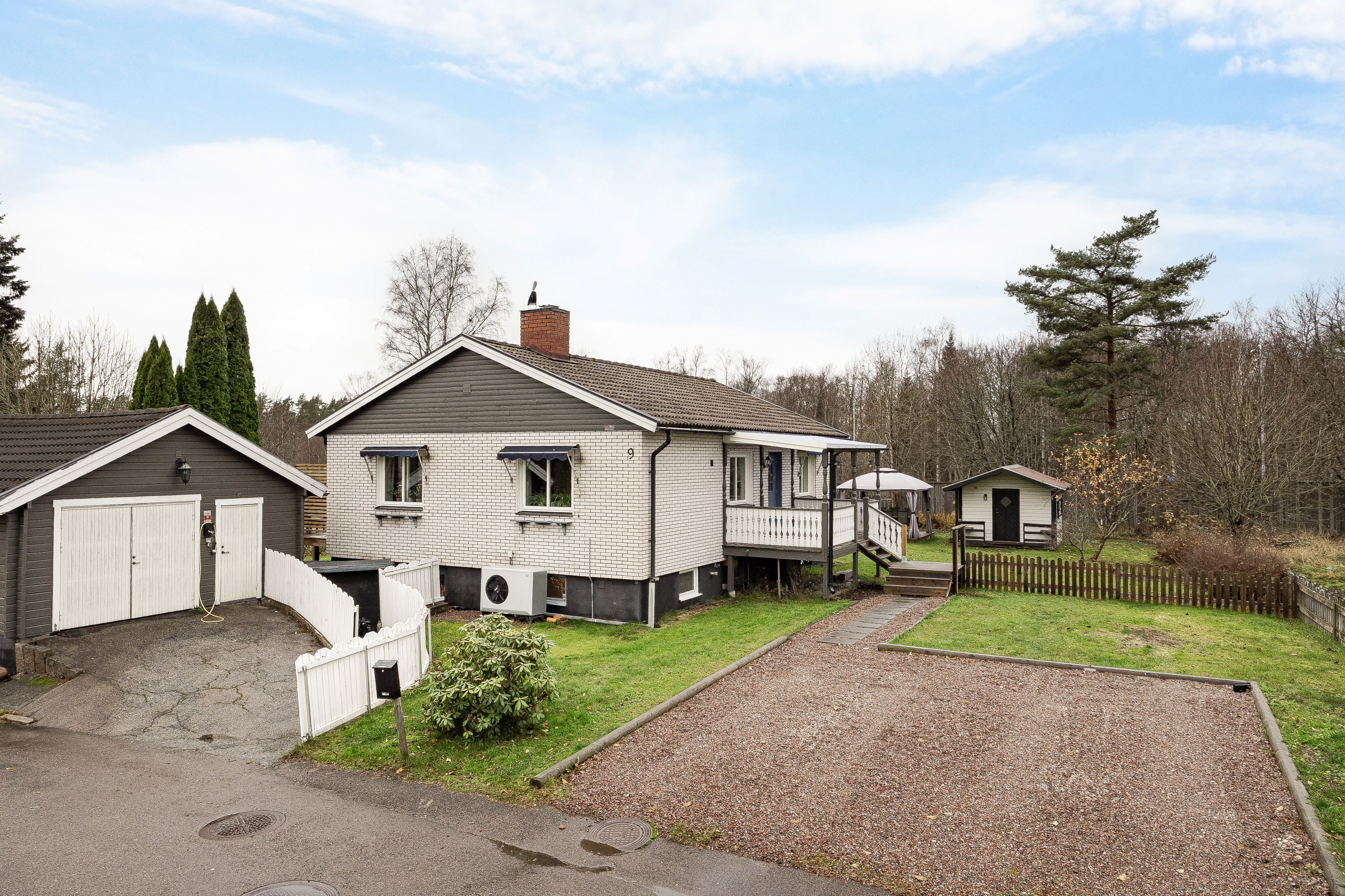 Infart med parkering och garage