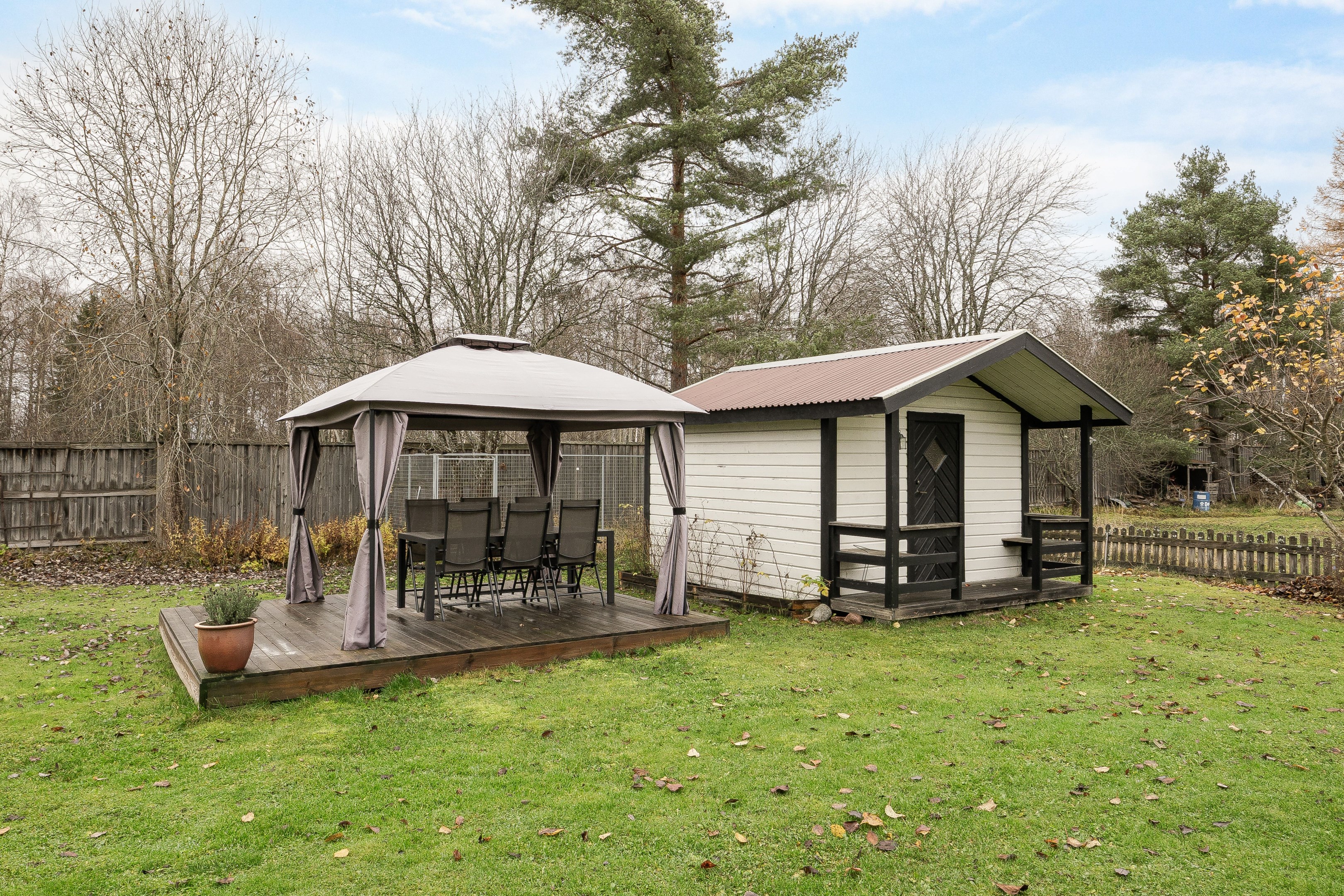 Uteplats och lekstuga