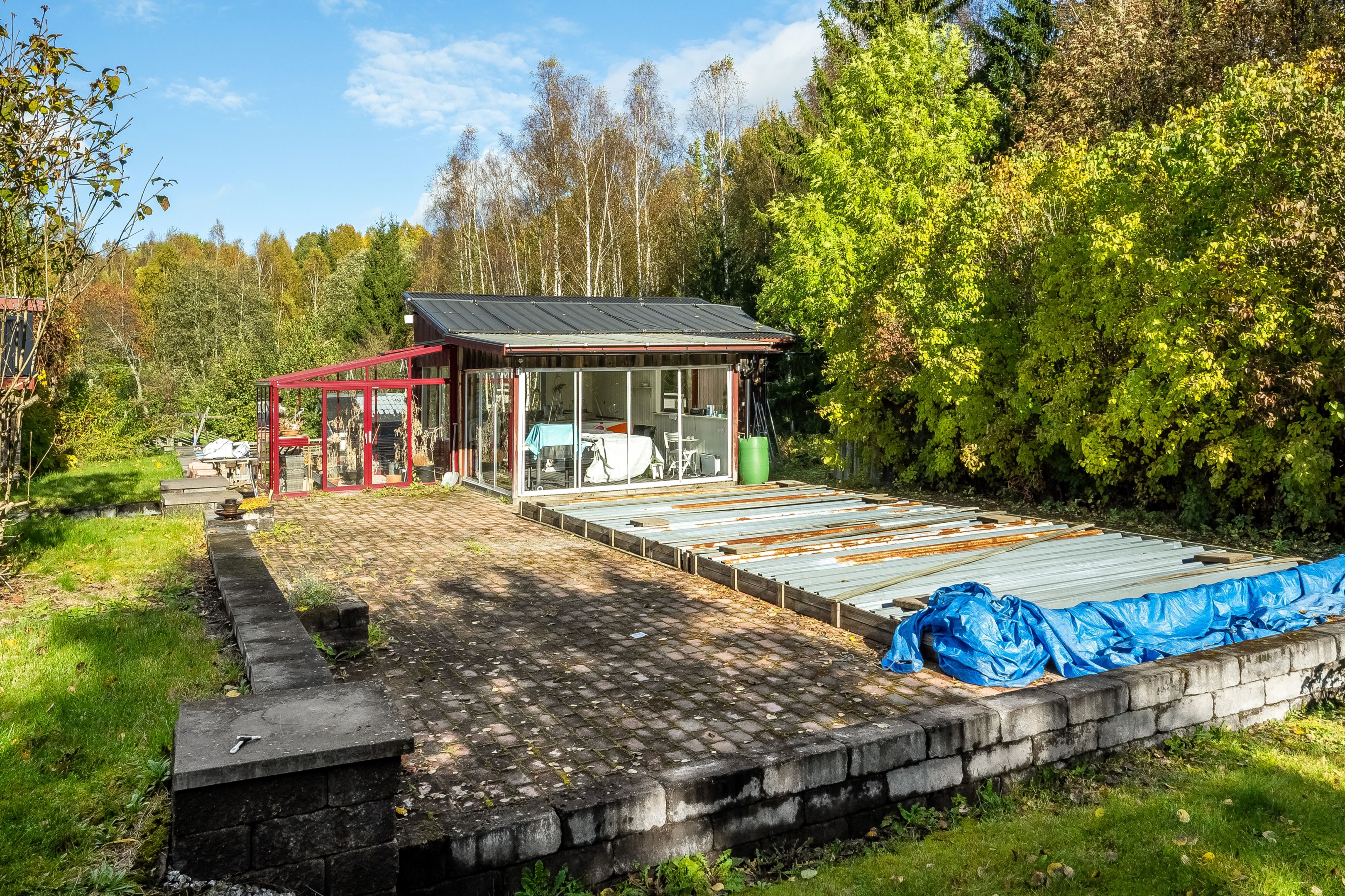 Pool på husets baksida