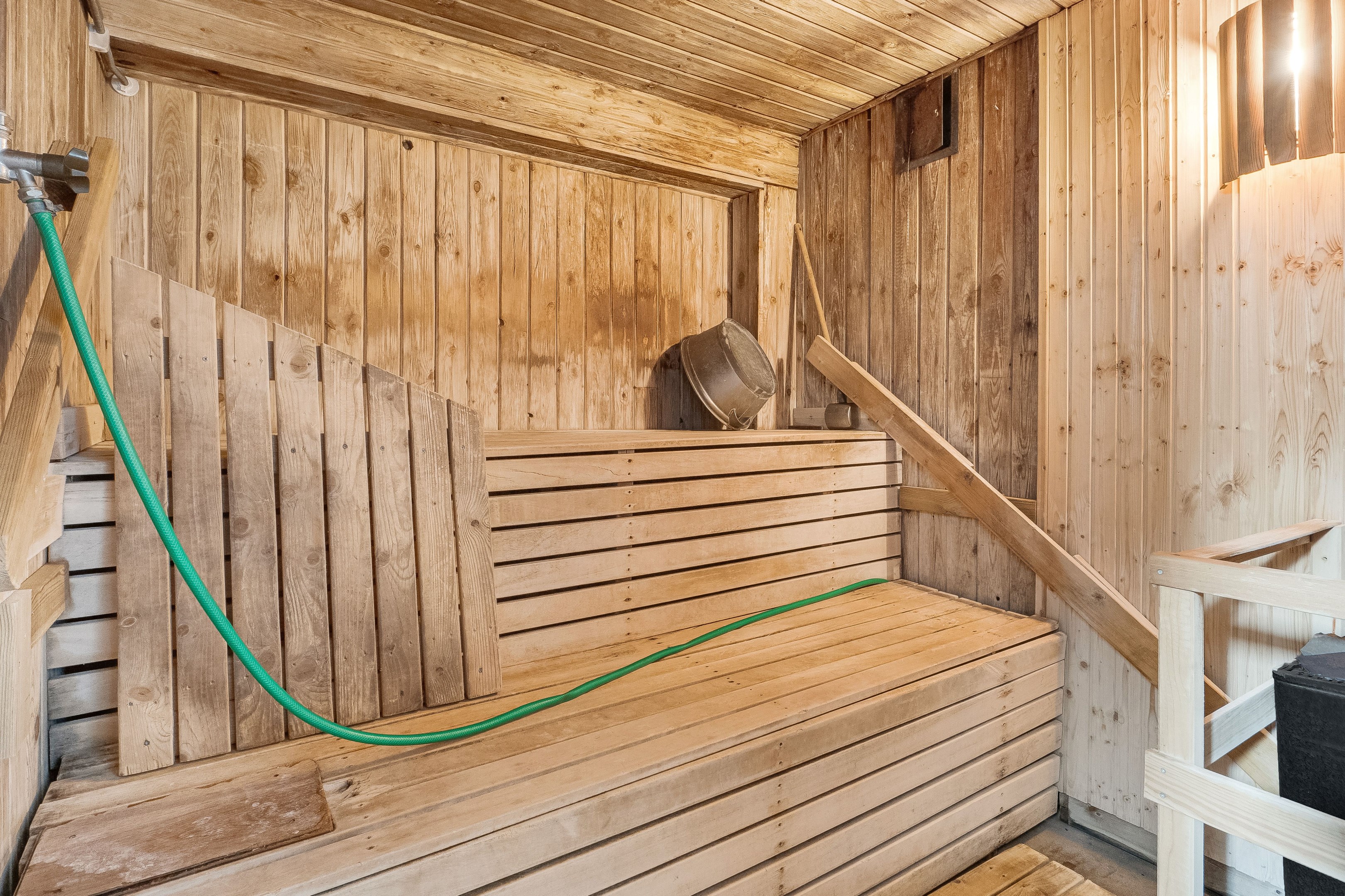 Gemensam bastu i angränsande hus.