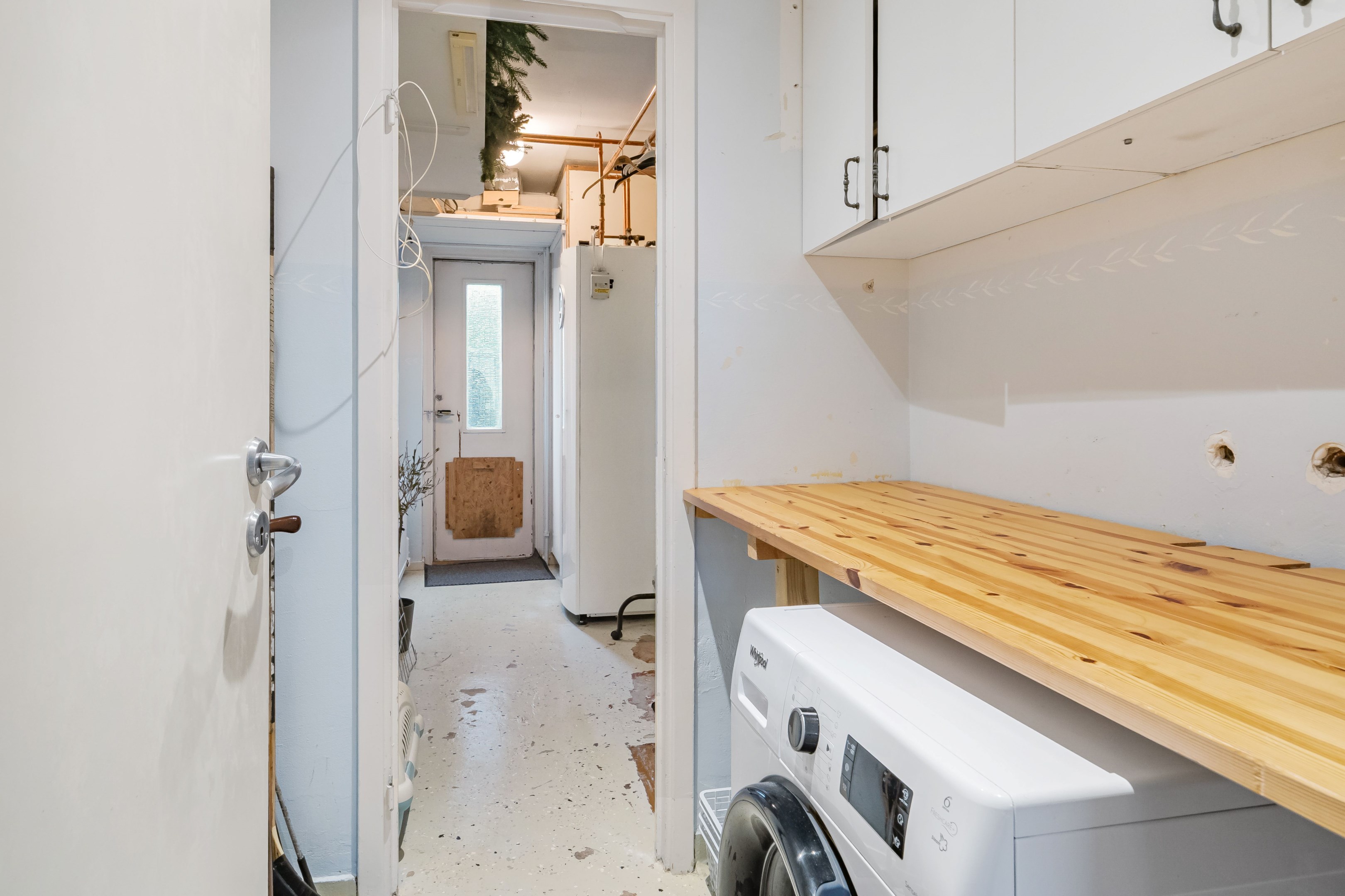 Tvättstuga med grovingång till baksidan