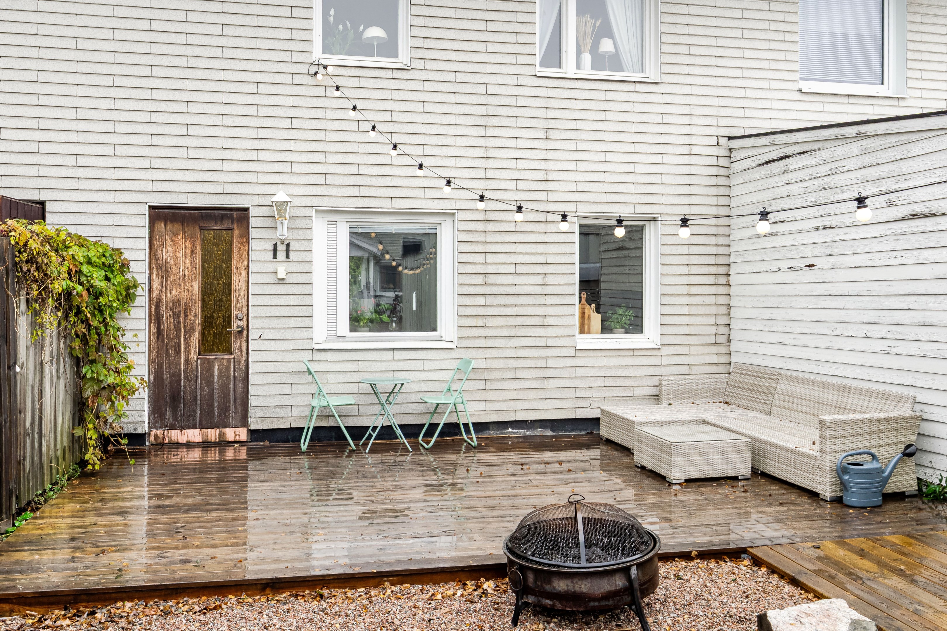 Framsida med entré och uteplats