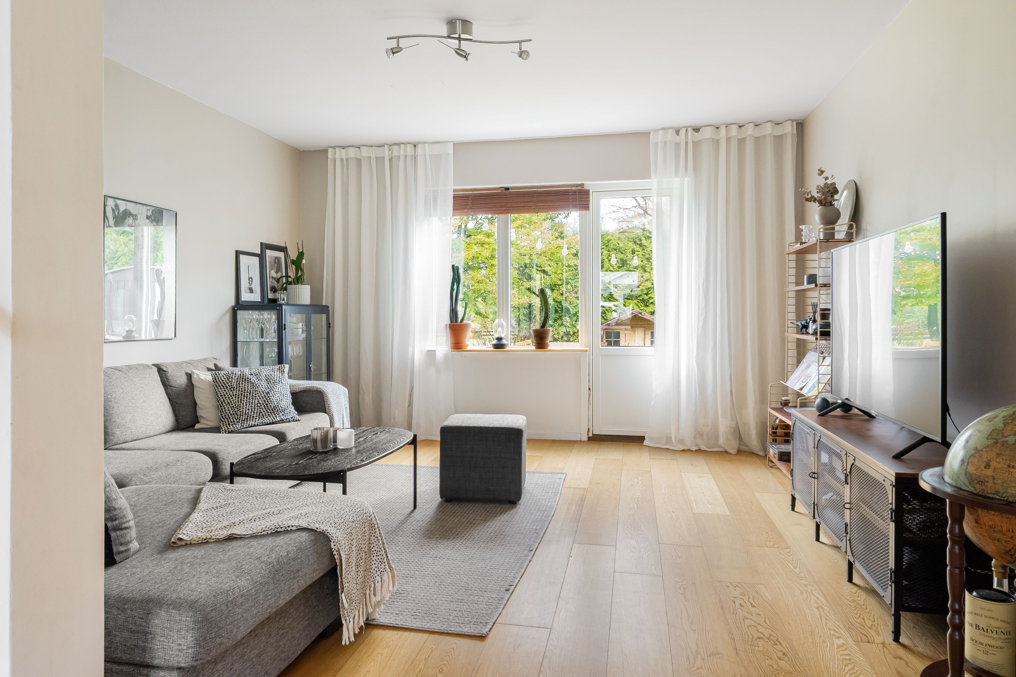 Vardagsrum med altandörr till baksidan