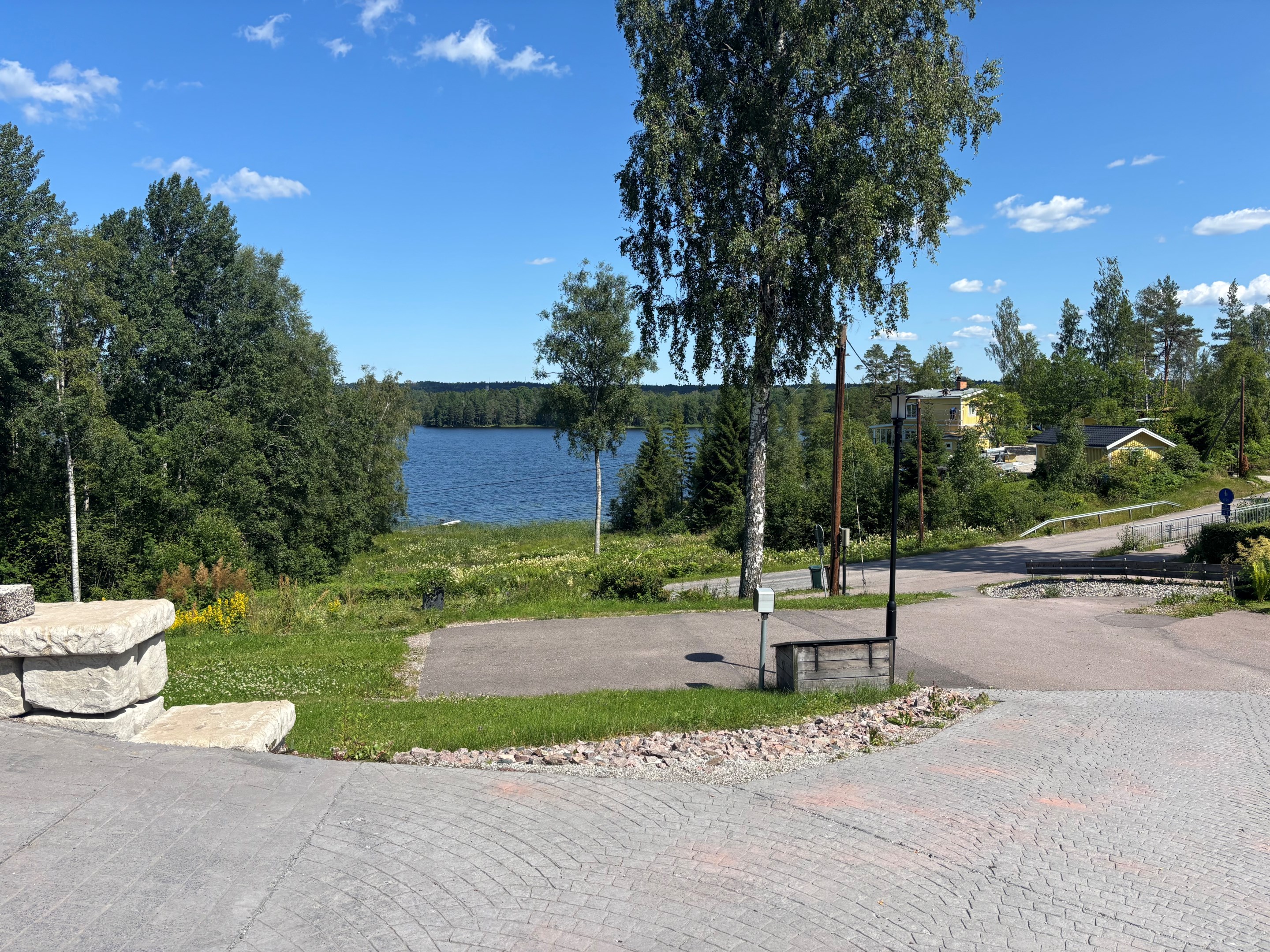 Uppfart med stenlagd parkering