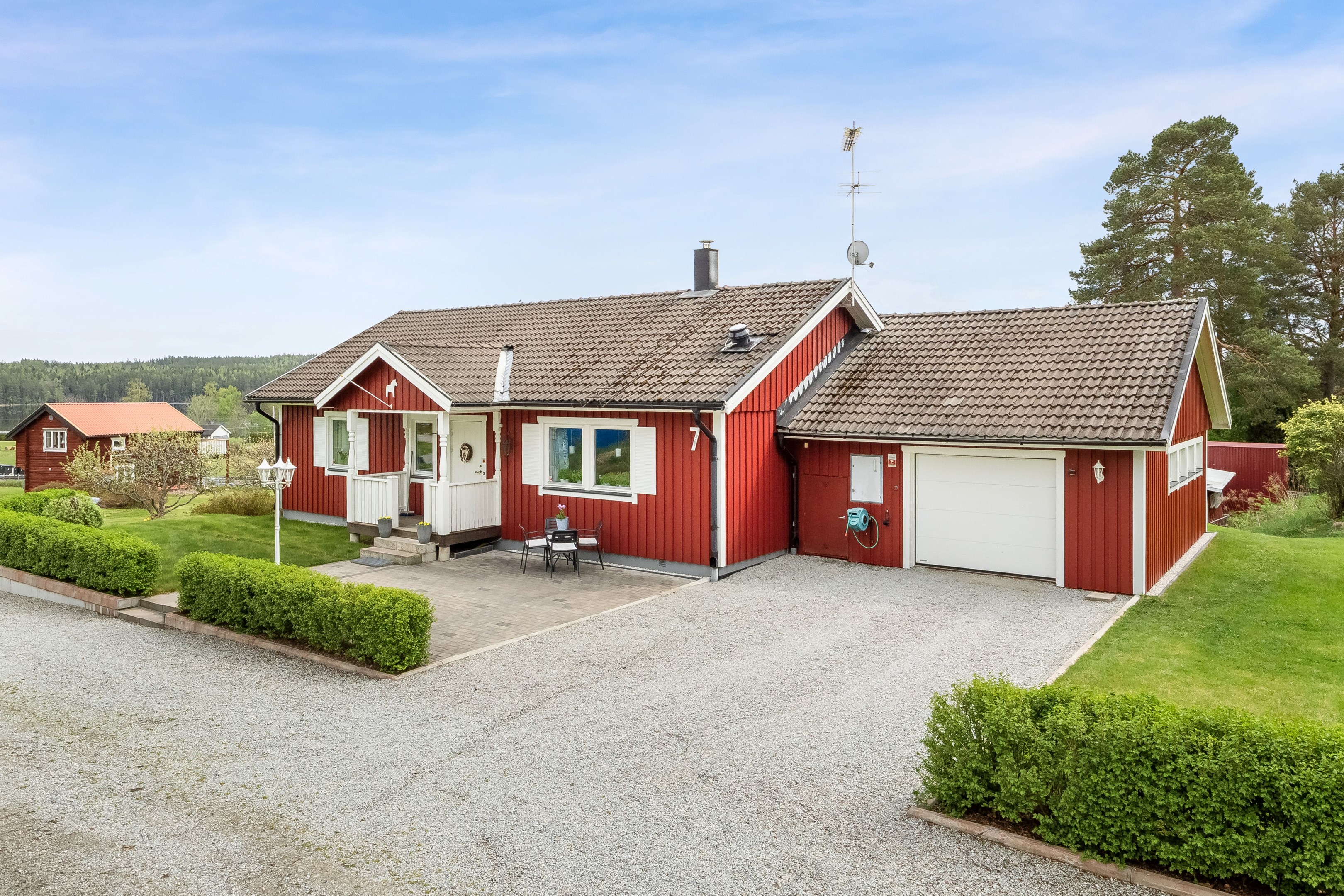 Framsida med uppfart och garage