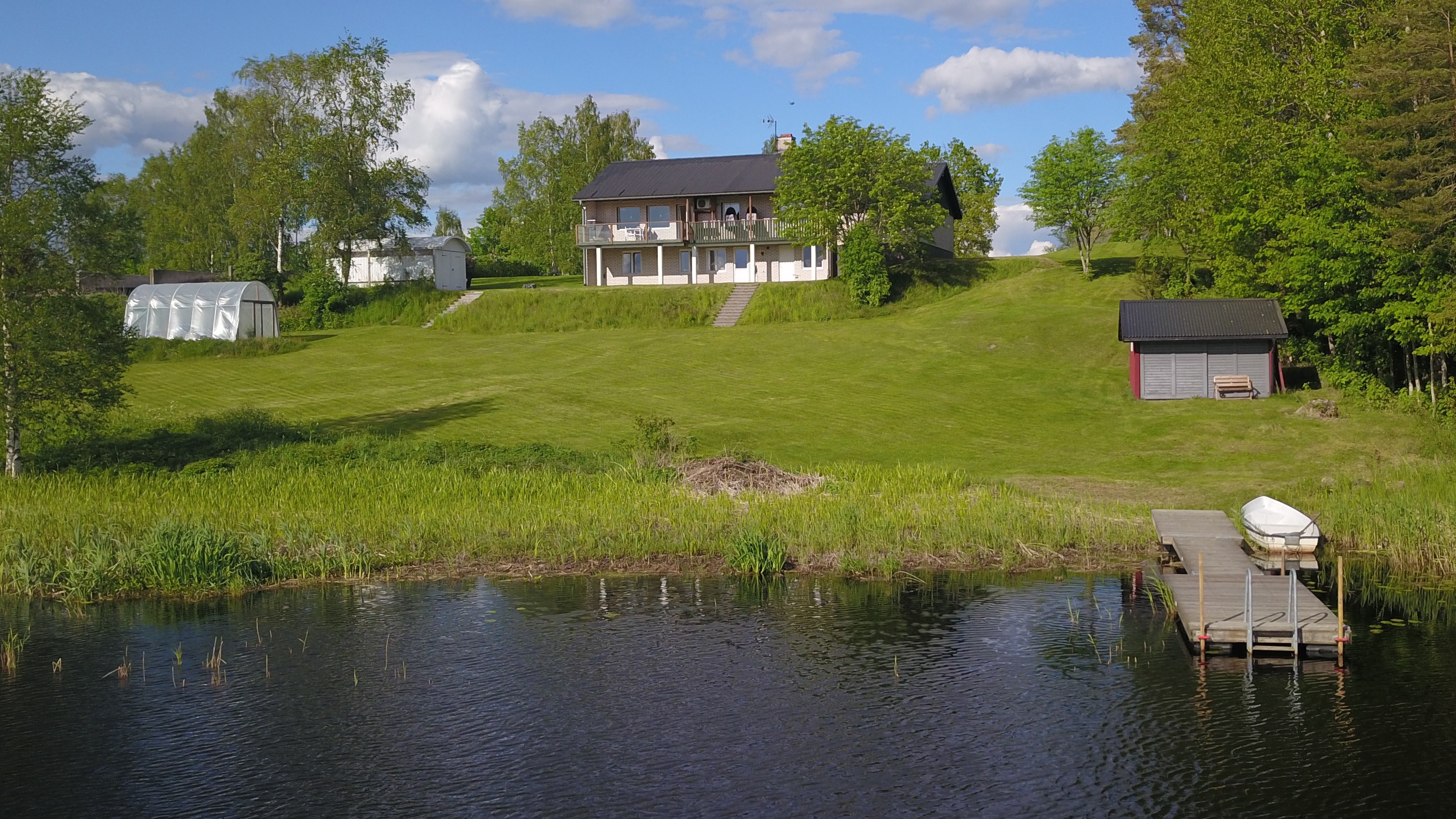 Baksida ner mot sjö (bryggan på bilden ingår ej)