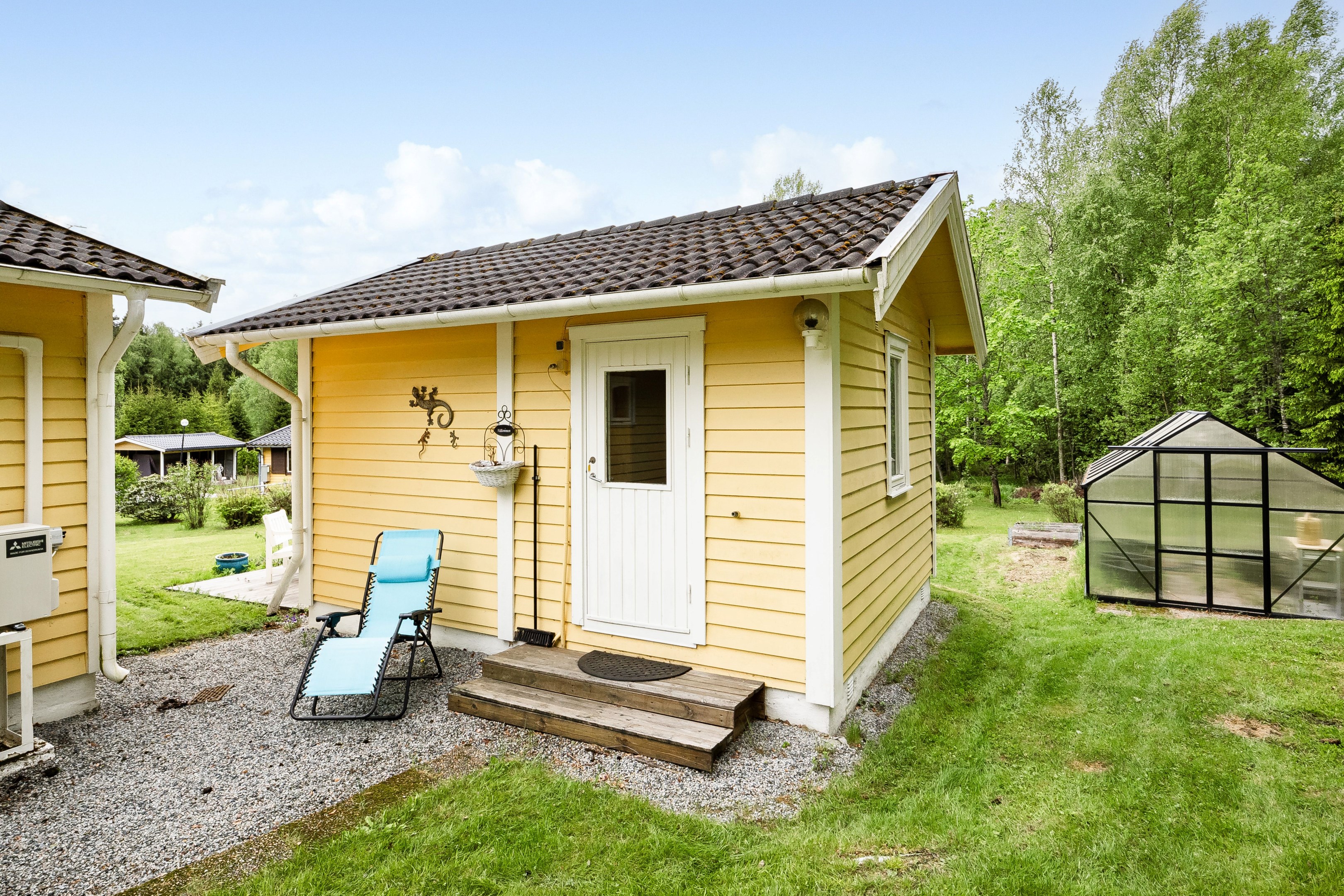 Uthus med dusch och förråd