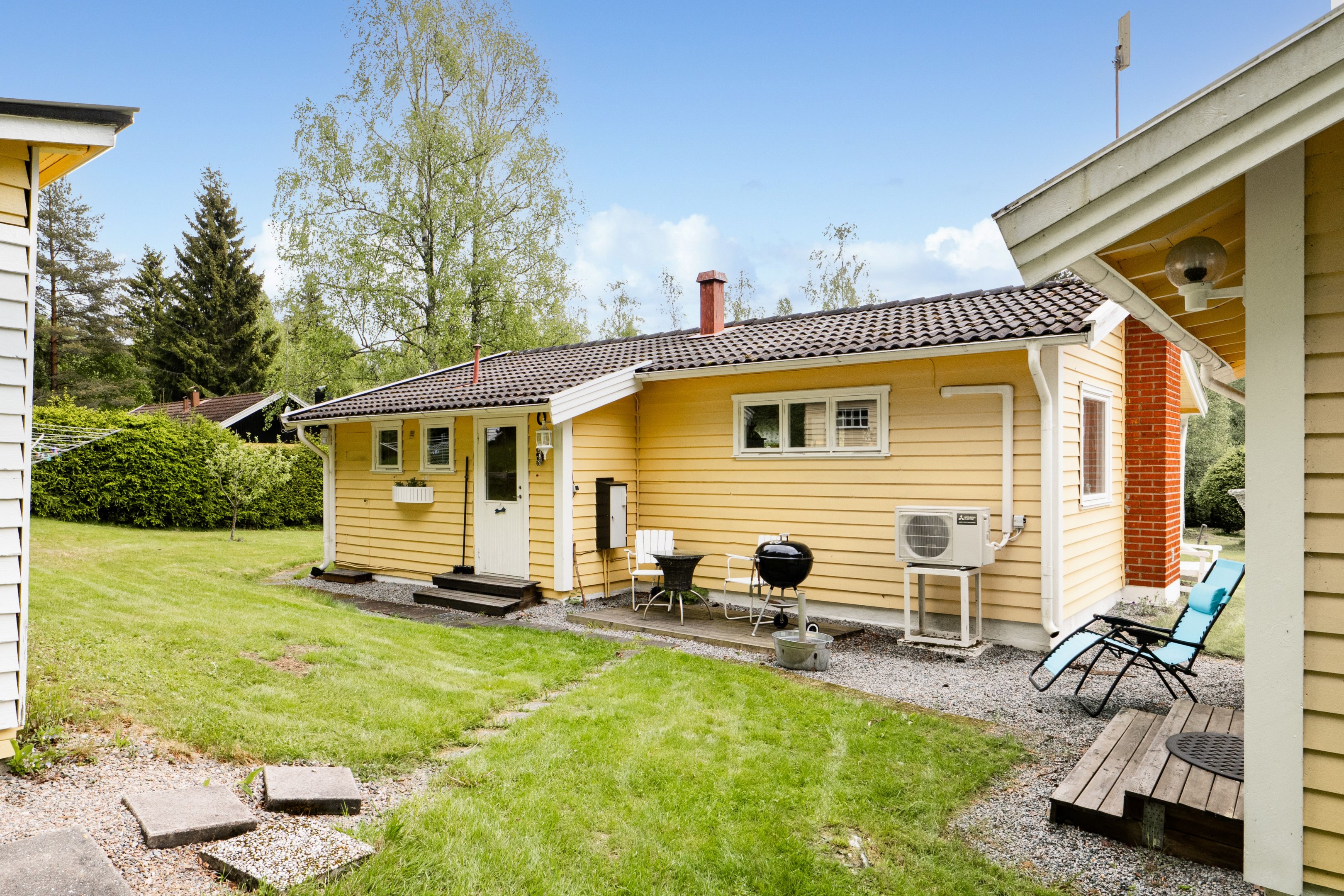 Baksida med entré och innergård