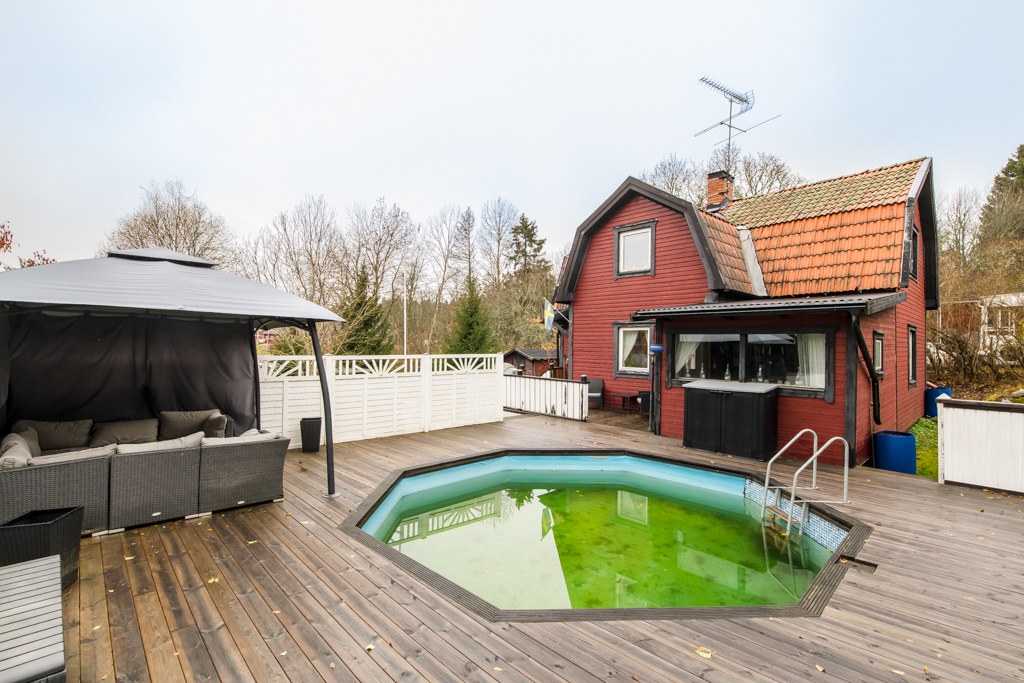 Huset med pool och altan