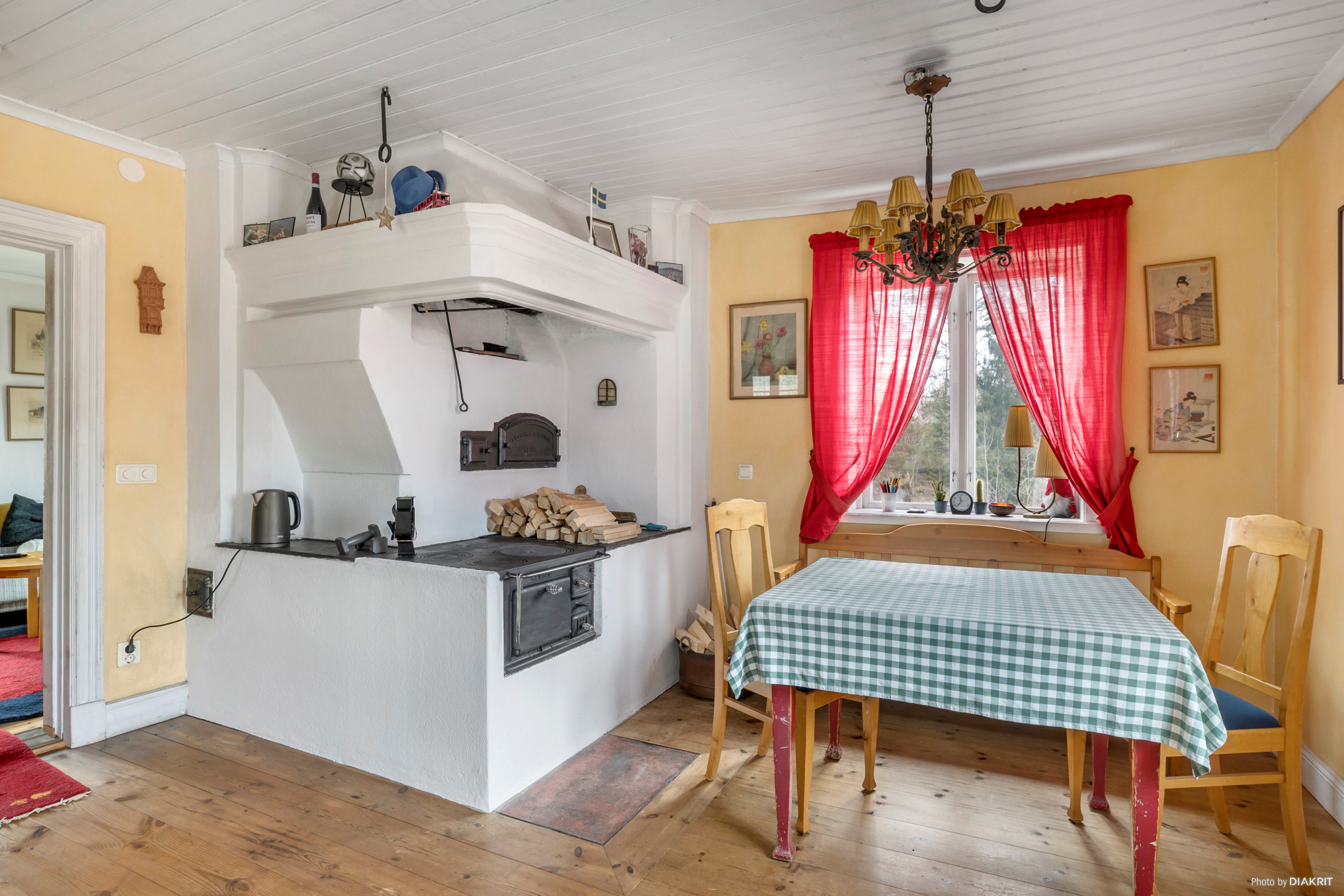 Kök med vedspis och bakugn