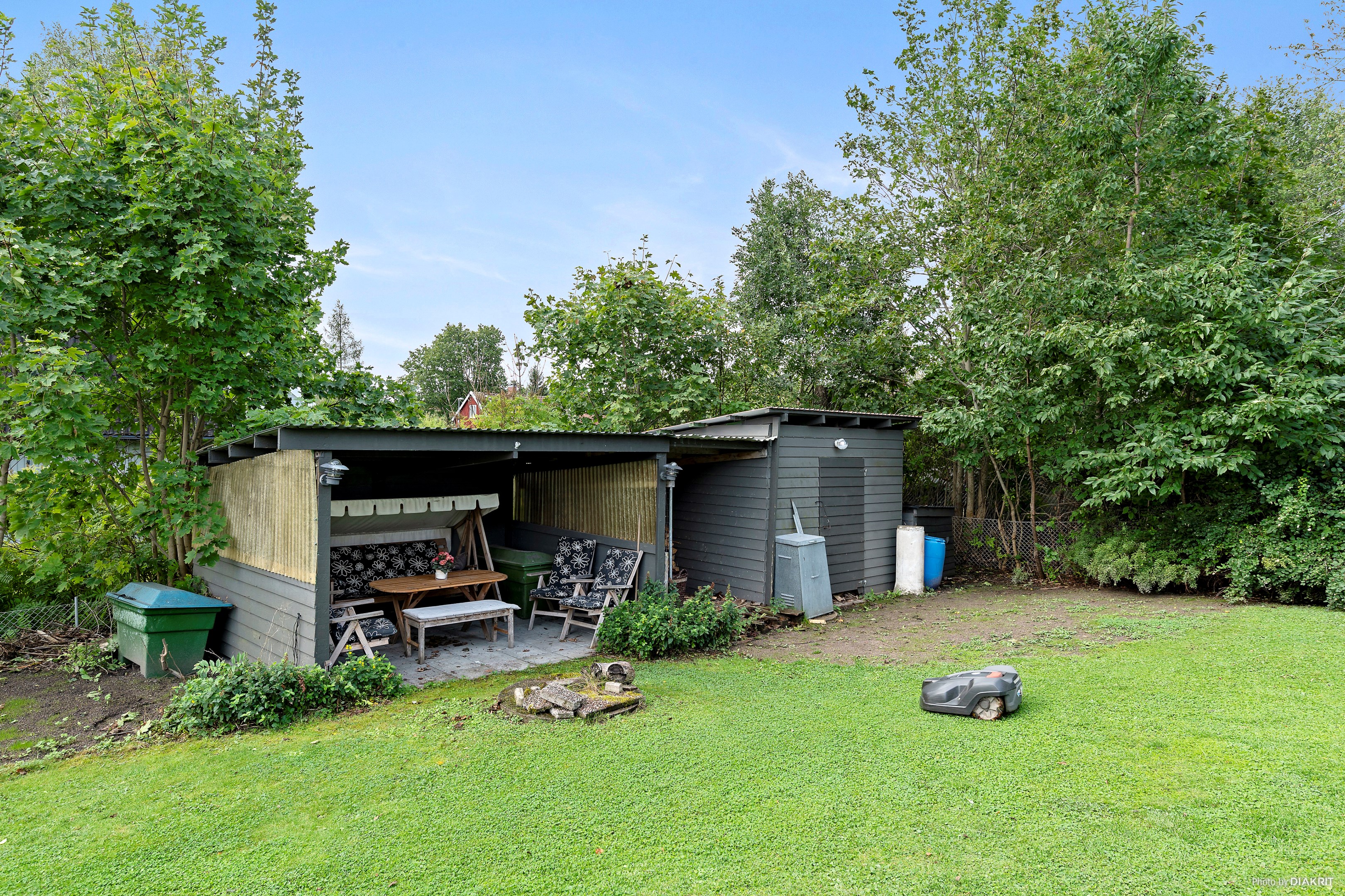 Förråd och uteplats