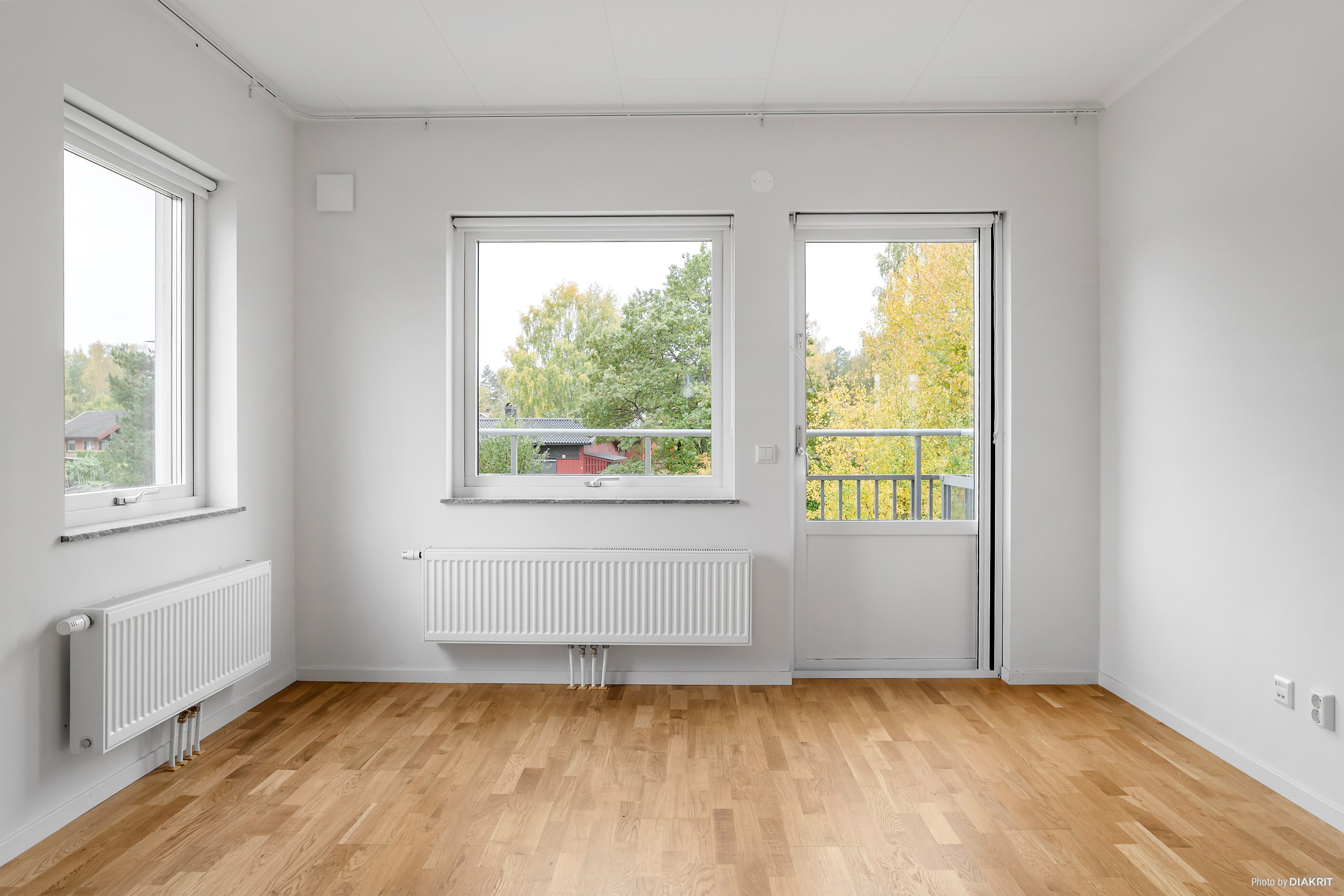 Allrum med utgång till balkong