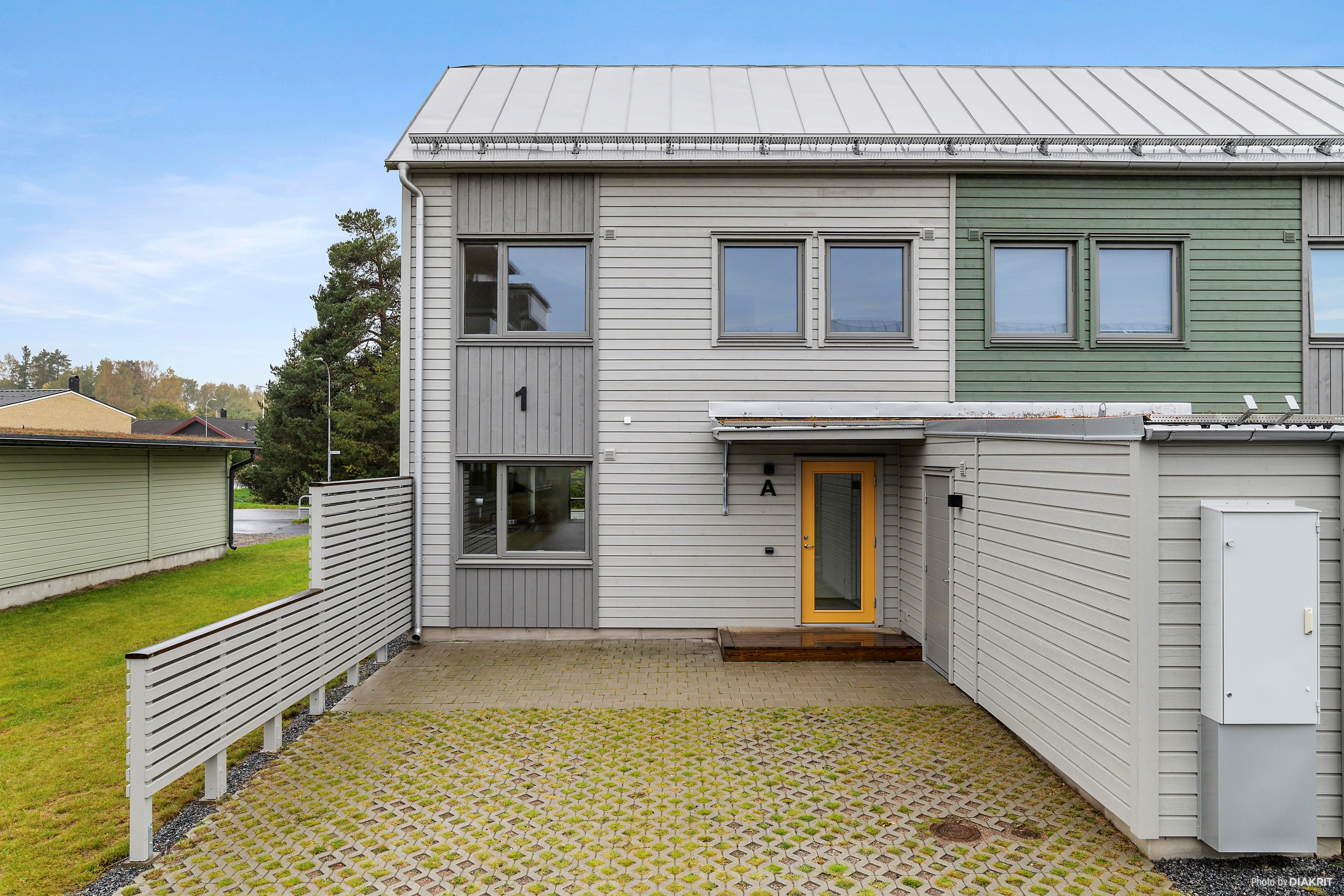 Infart/entré med förrådet