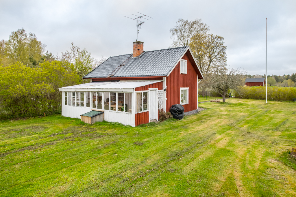 Huset baksida med altan