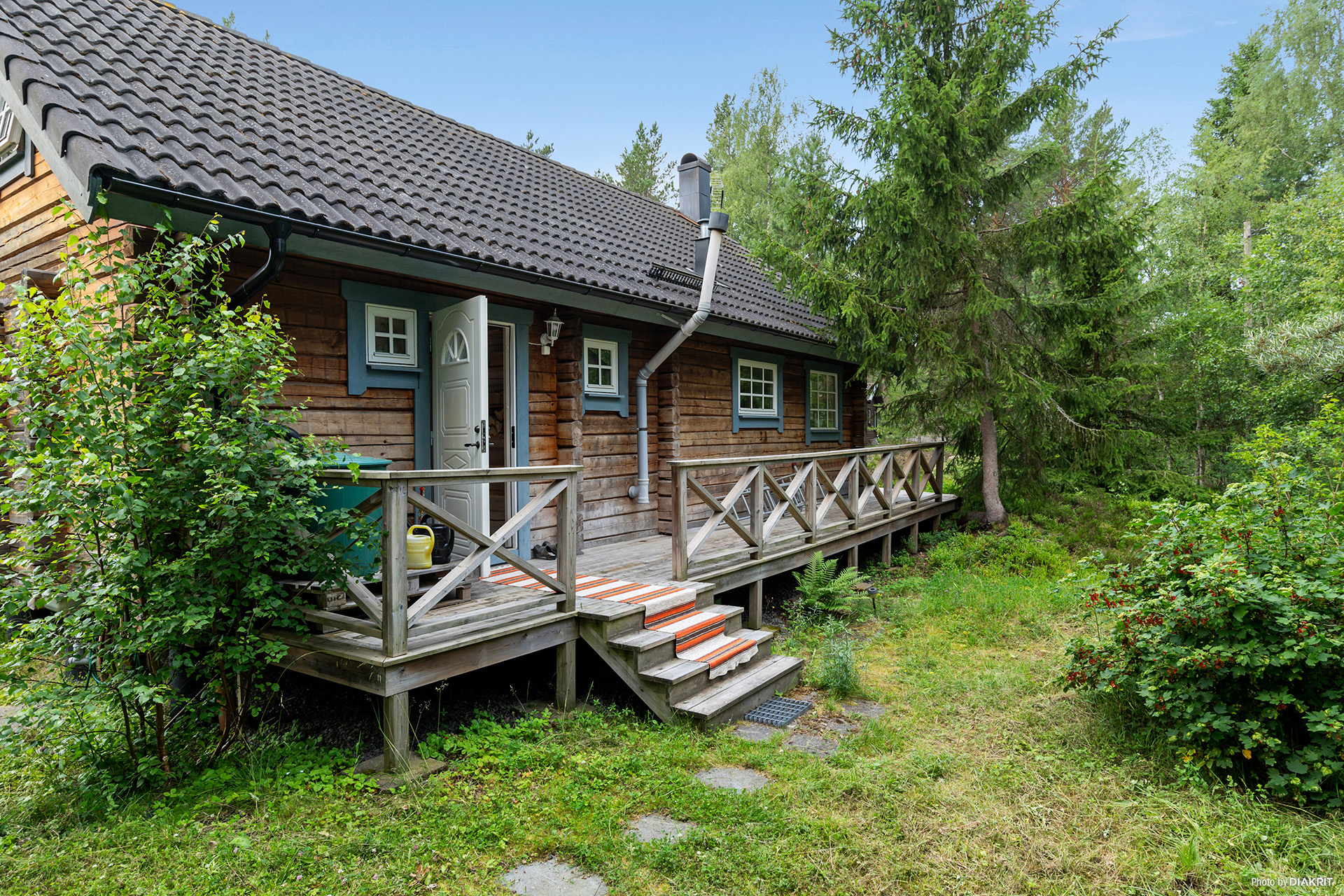 Utgång från badrum till blåbärsris och skog