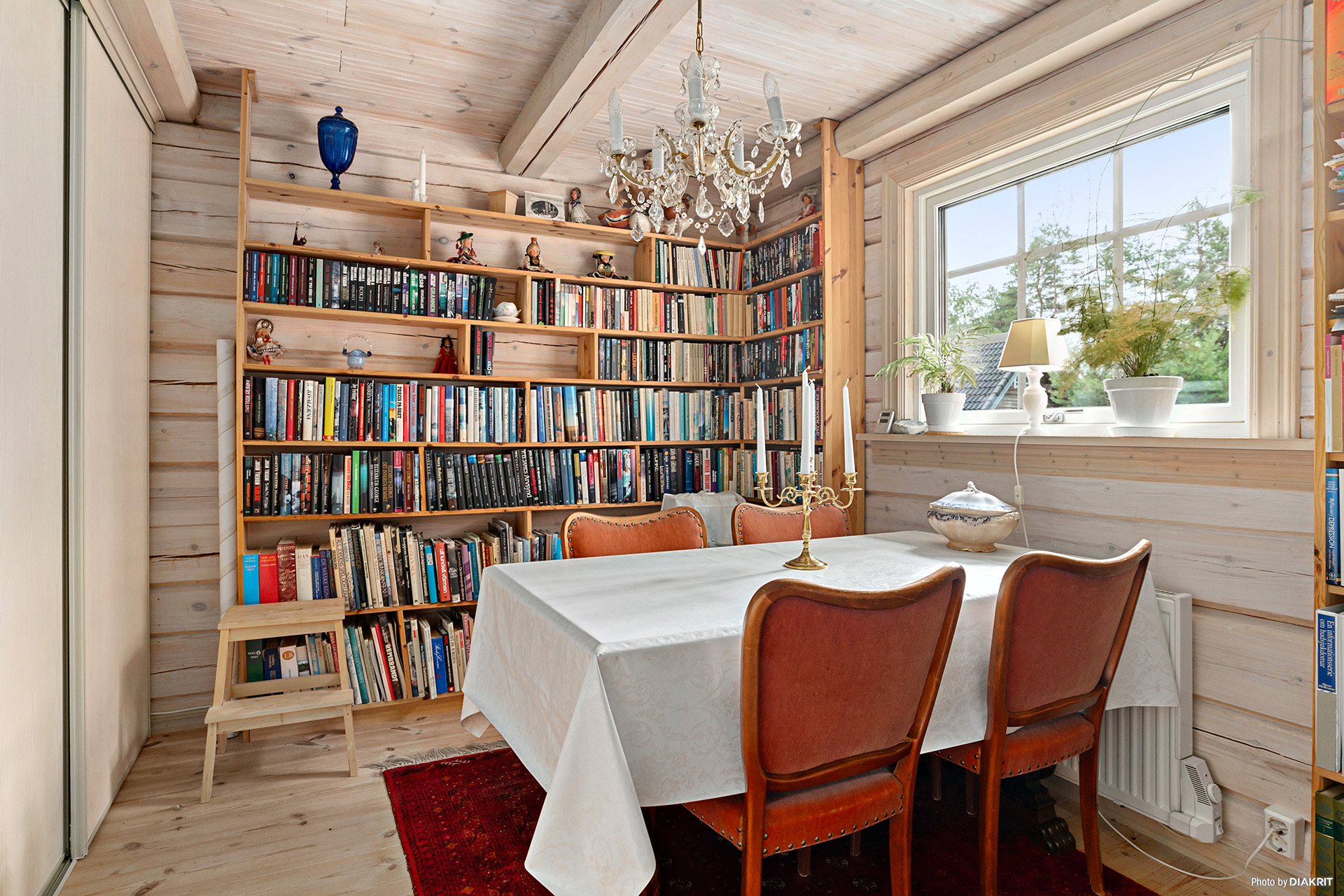 Sovrum eller matrum med garderobsförvaring