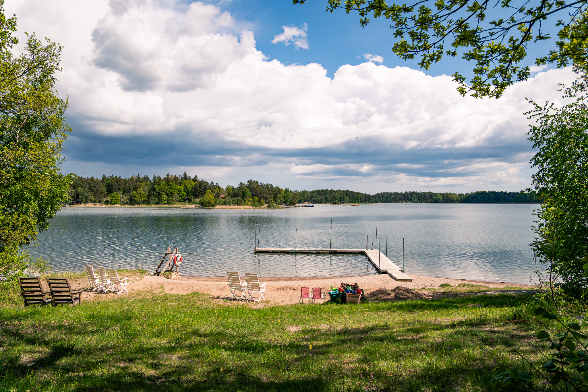 Badplatsen med sandstrand
