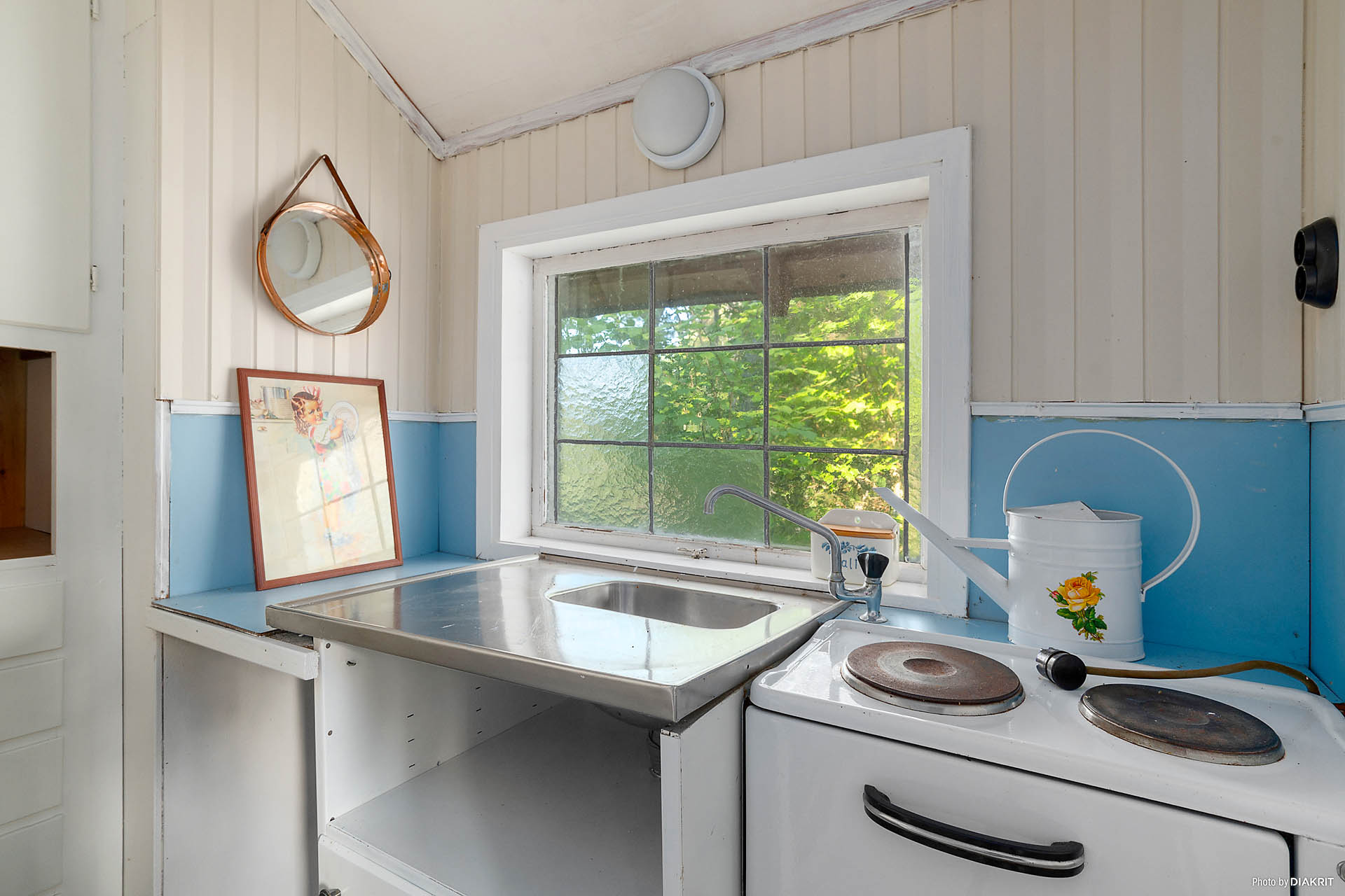 Utrymme med plats för spis och skafferi