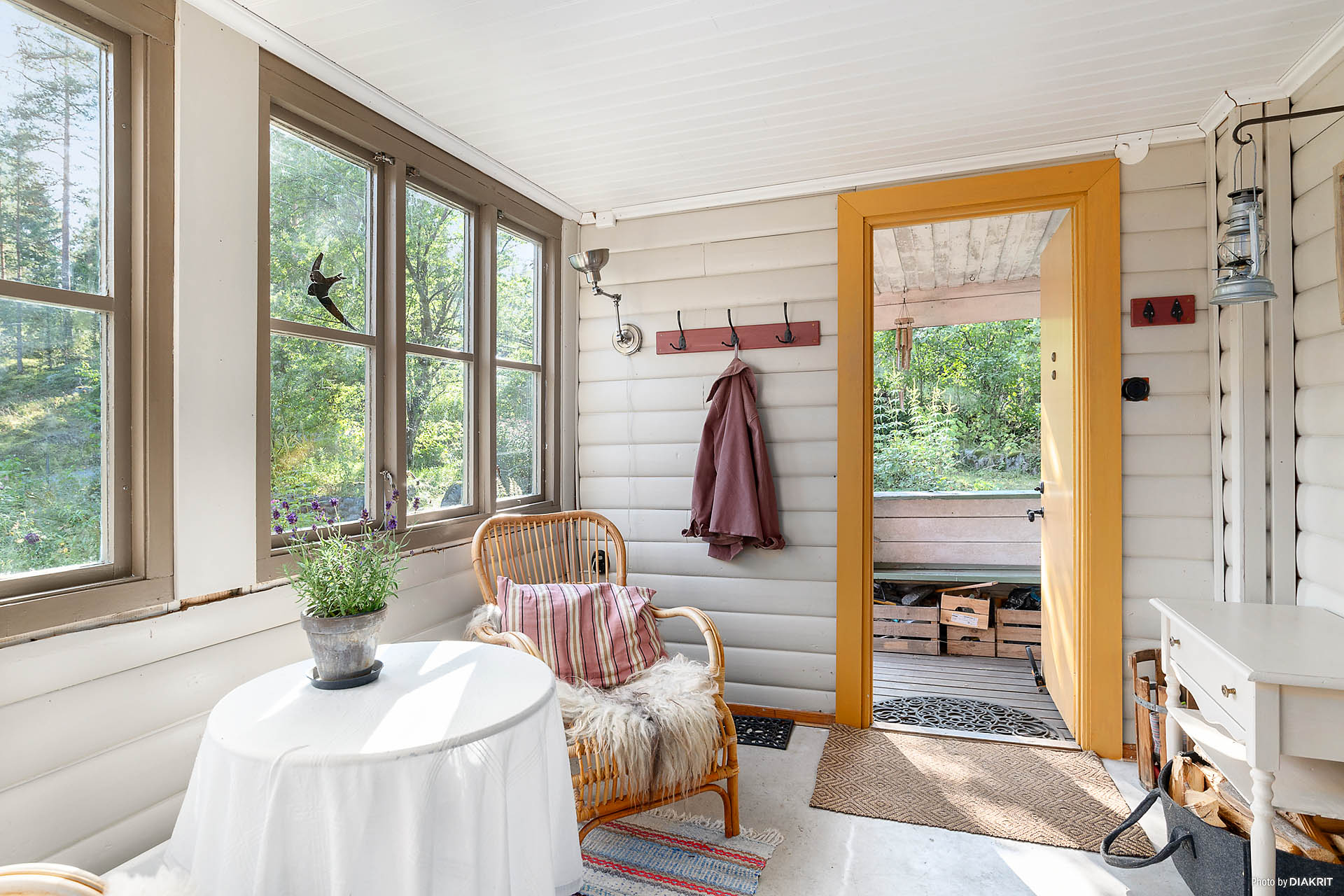 En ljus och trivsam hall med kamin