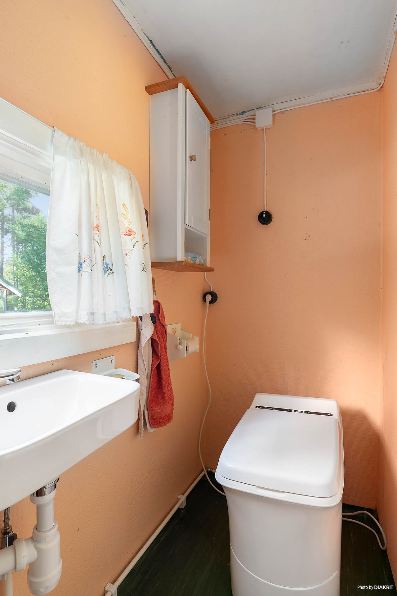 Via köket når du tvättrum med förbränningstoalett