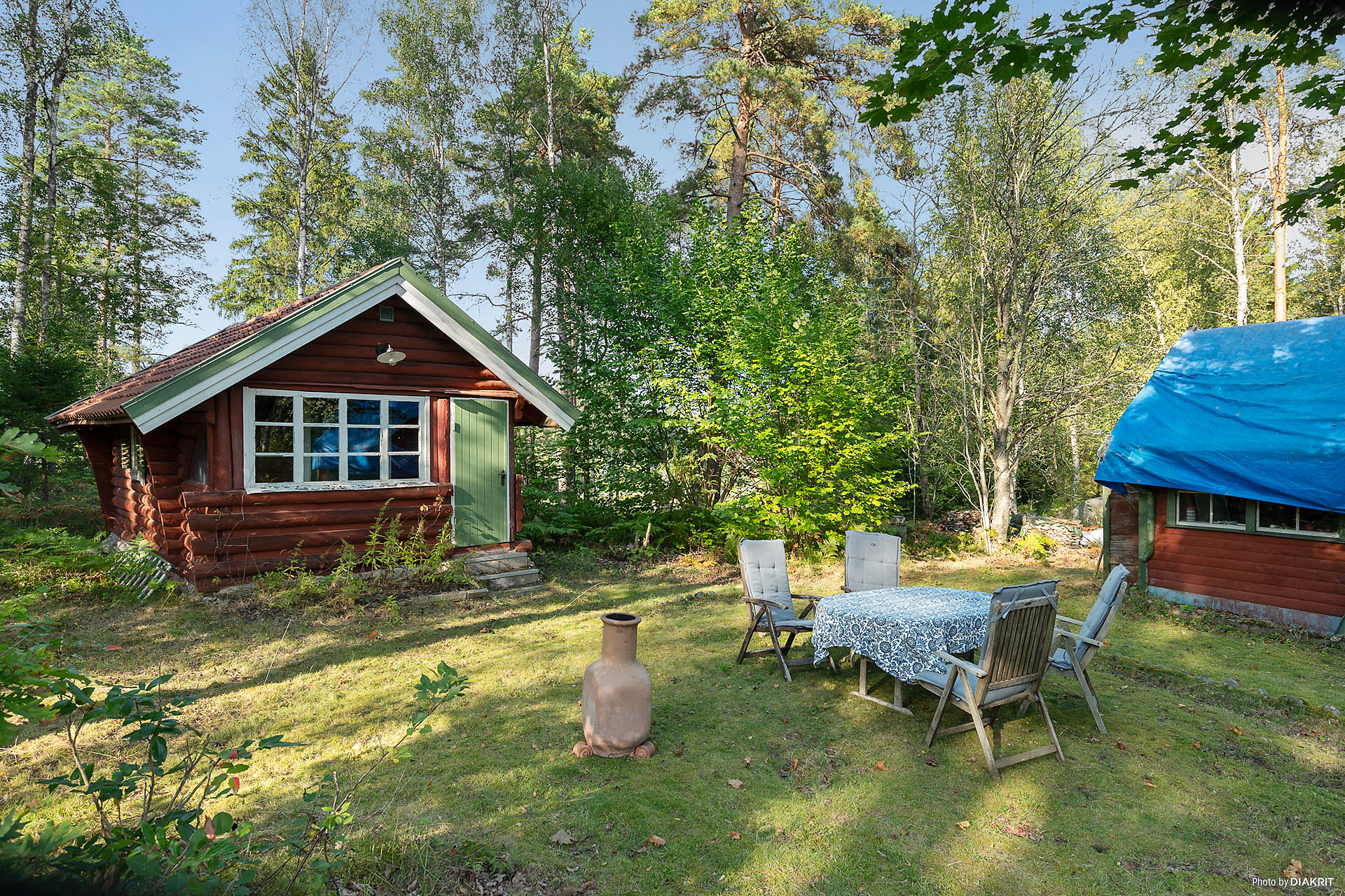 Bild på gäststugan och en trevlig plats i trädgården