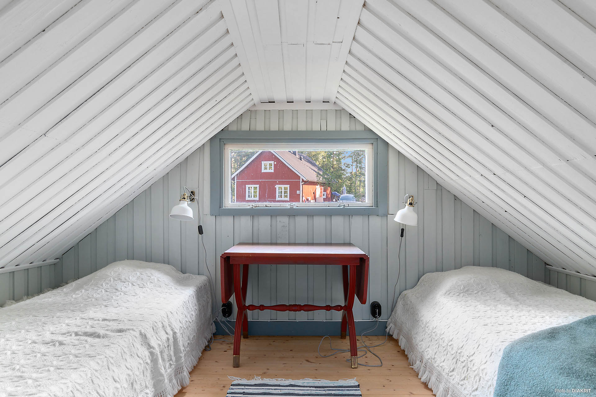 På loftet finns plats för två sängar i nyrenoverad miljö