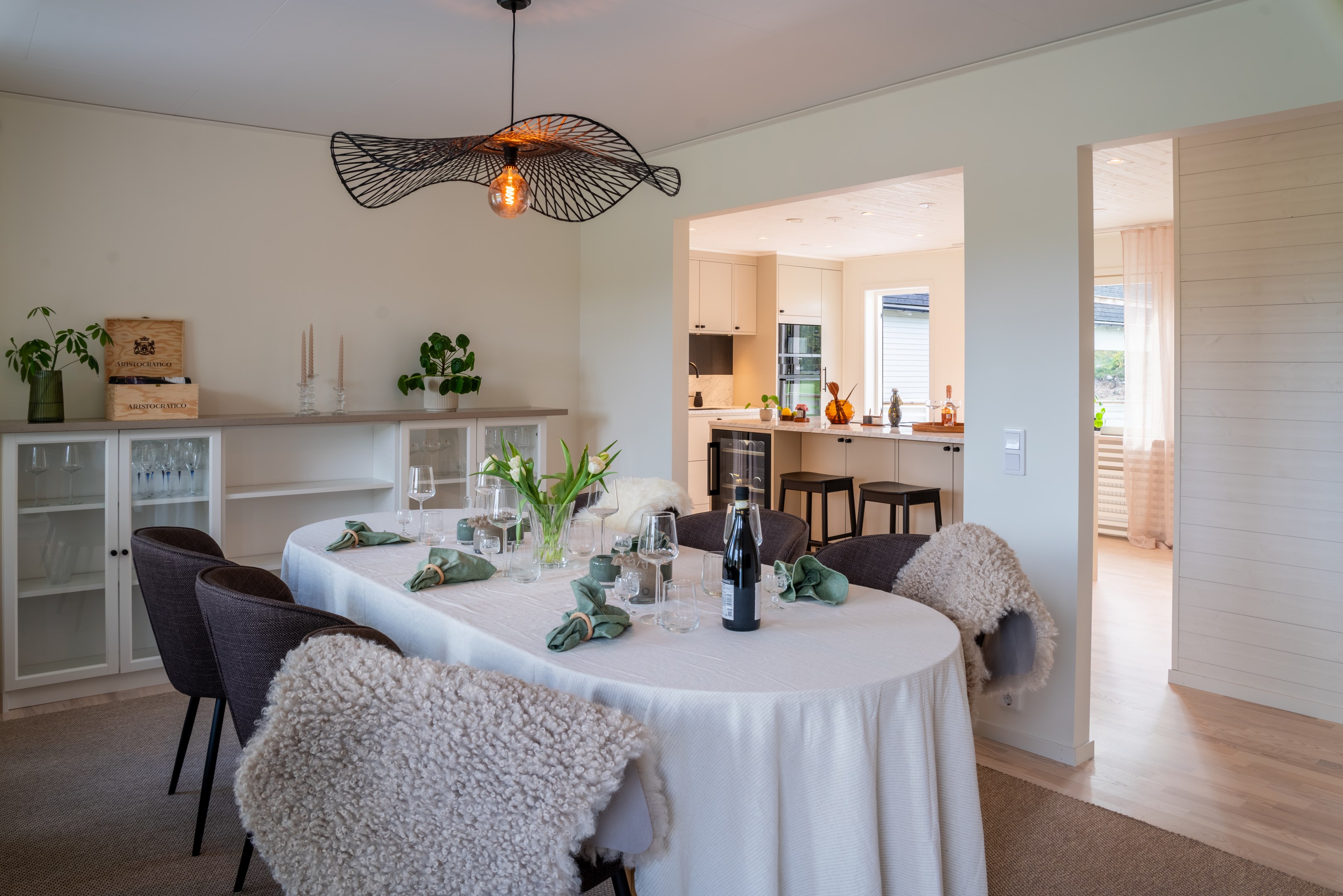 Matplatsen med köket i bakgrunden