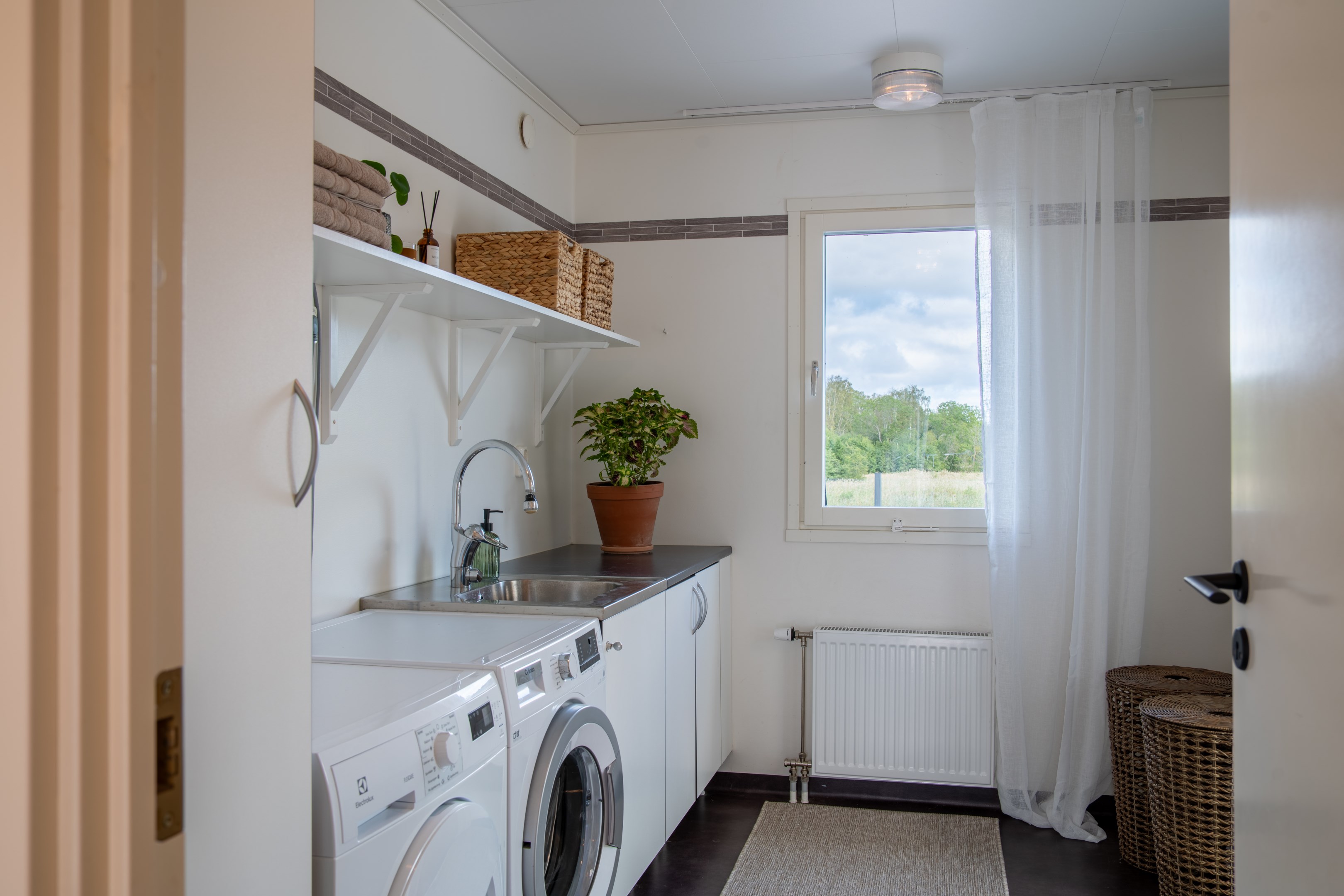 Tvättstugan har access till uterummet