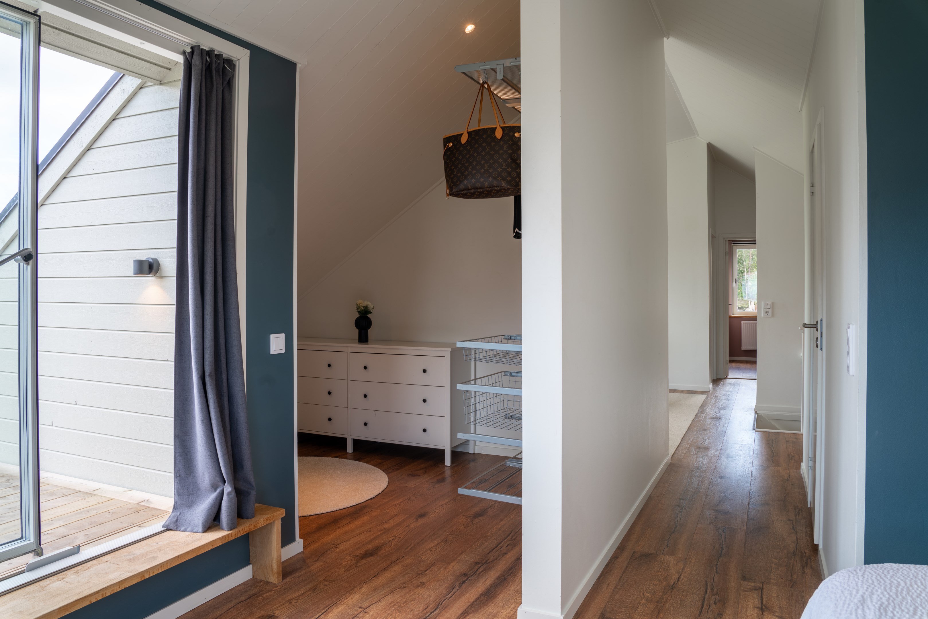 Sovrum med egen klädkammare