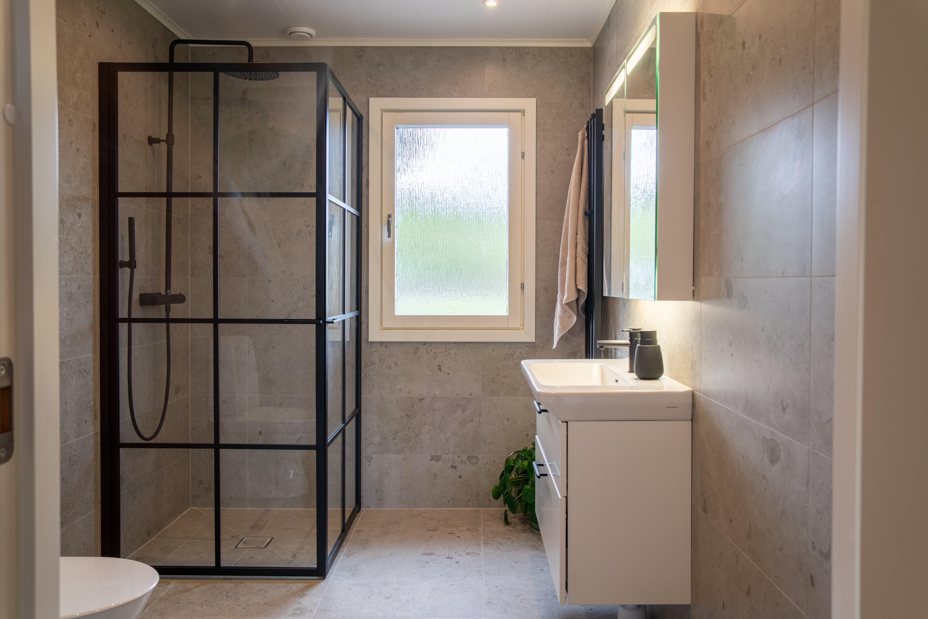 Badrum nere med fint material