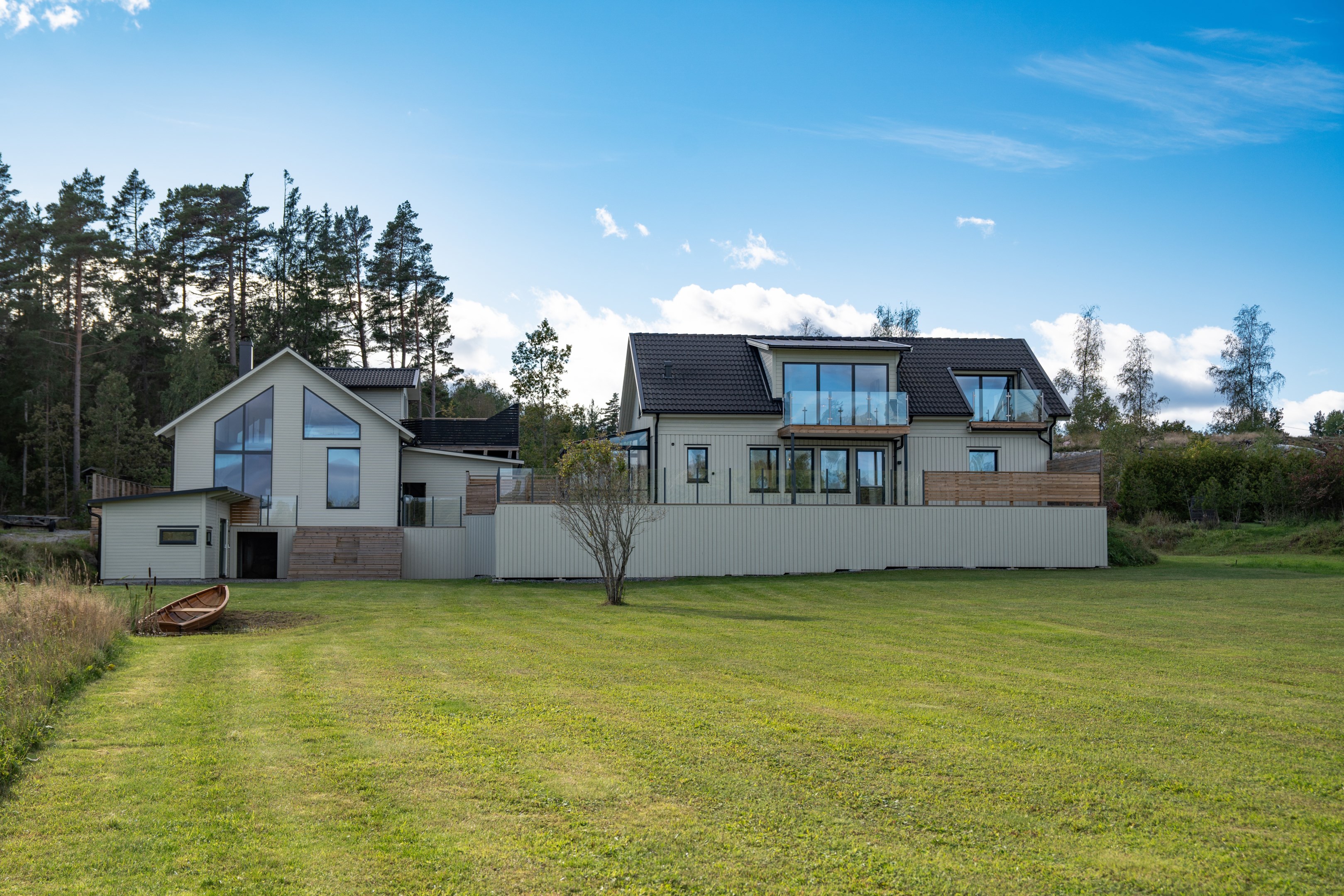 Fina gräsytor för lek