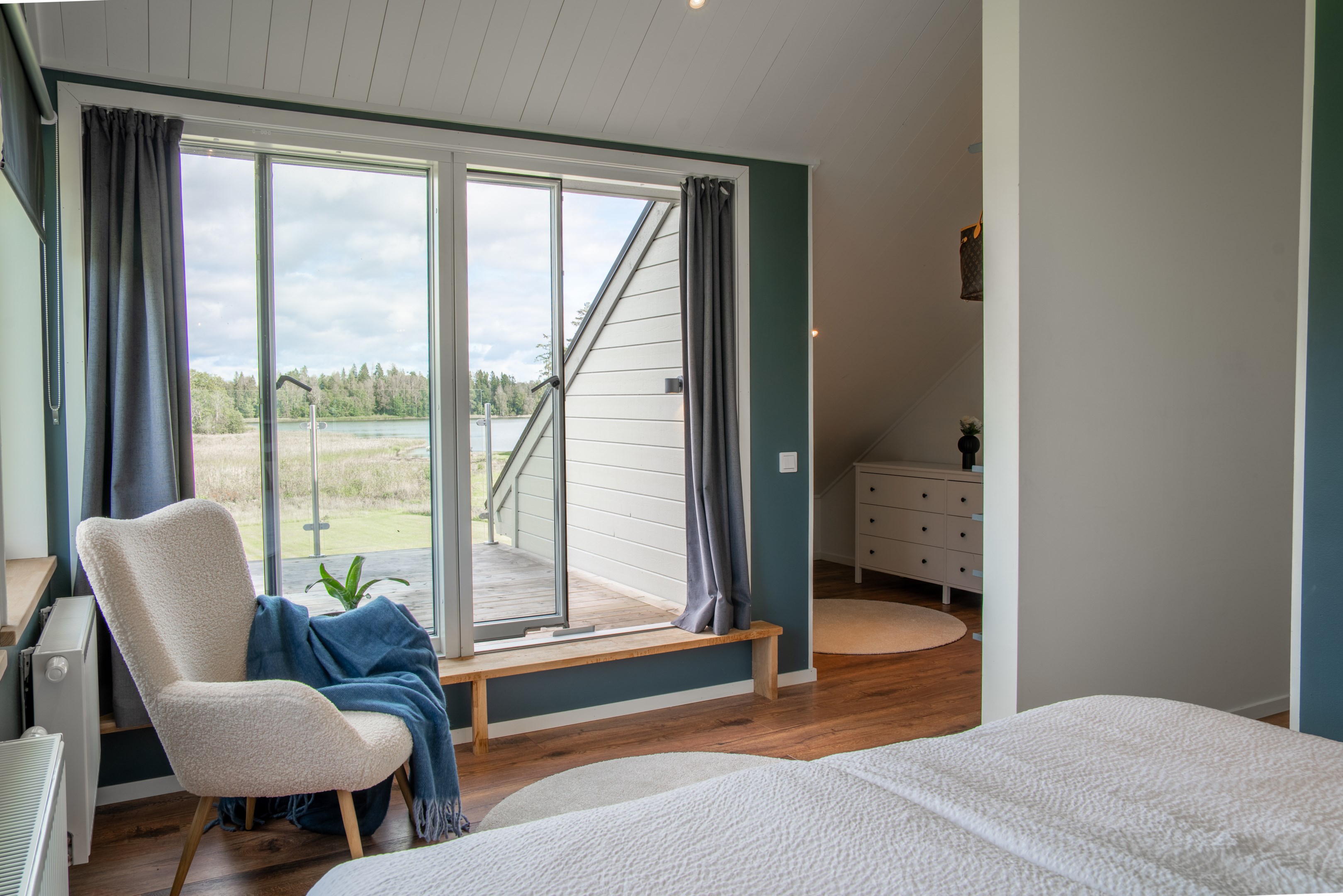 Sovrum med egen balkong och klädkammare