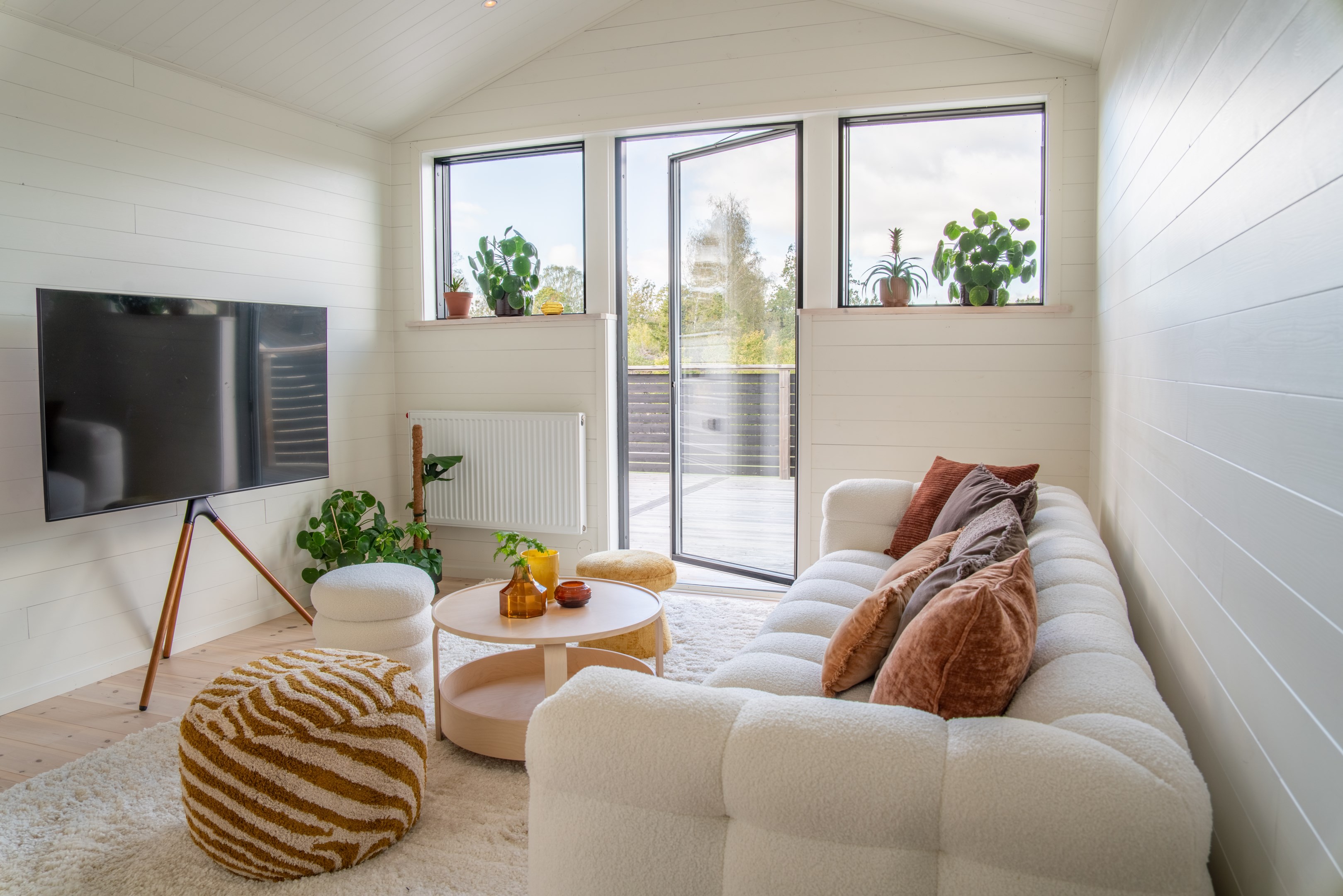 Allrummet med utgång till stor altan